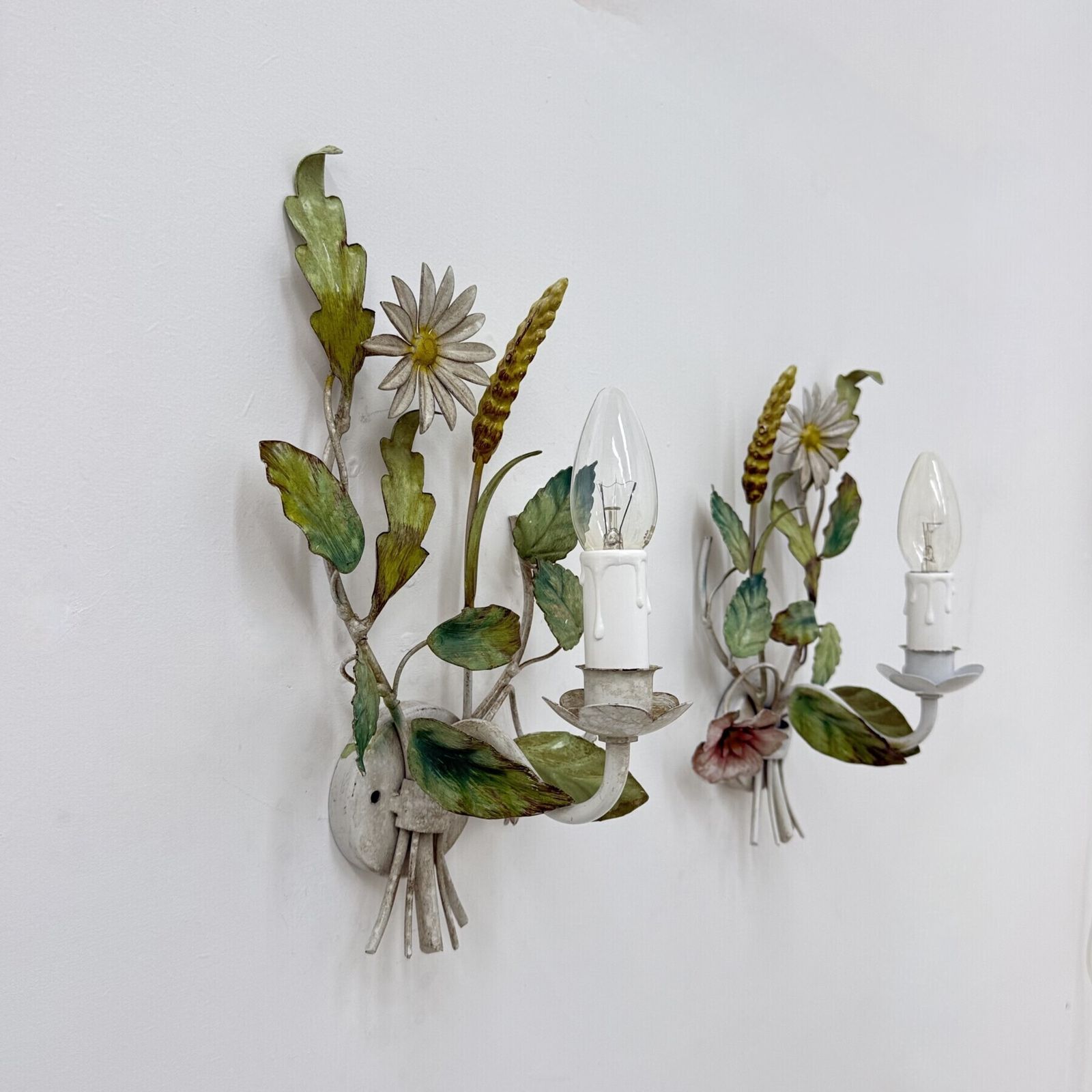 Ensemble de 2 appliques murales italiennes en tôle peinte, décor floral et feuillages, années 1970 photo vinterior