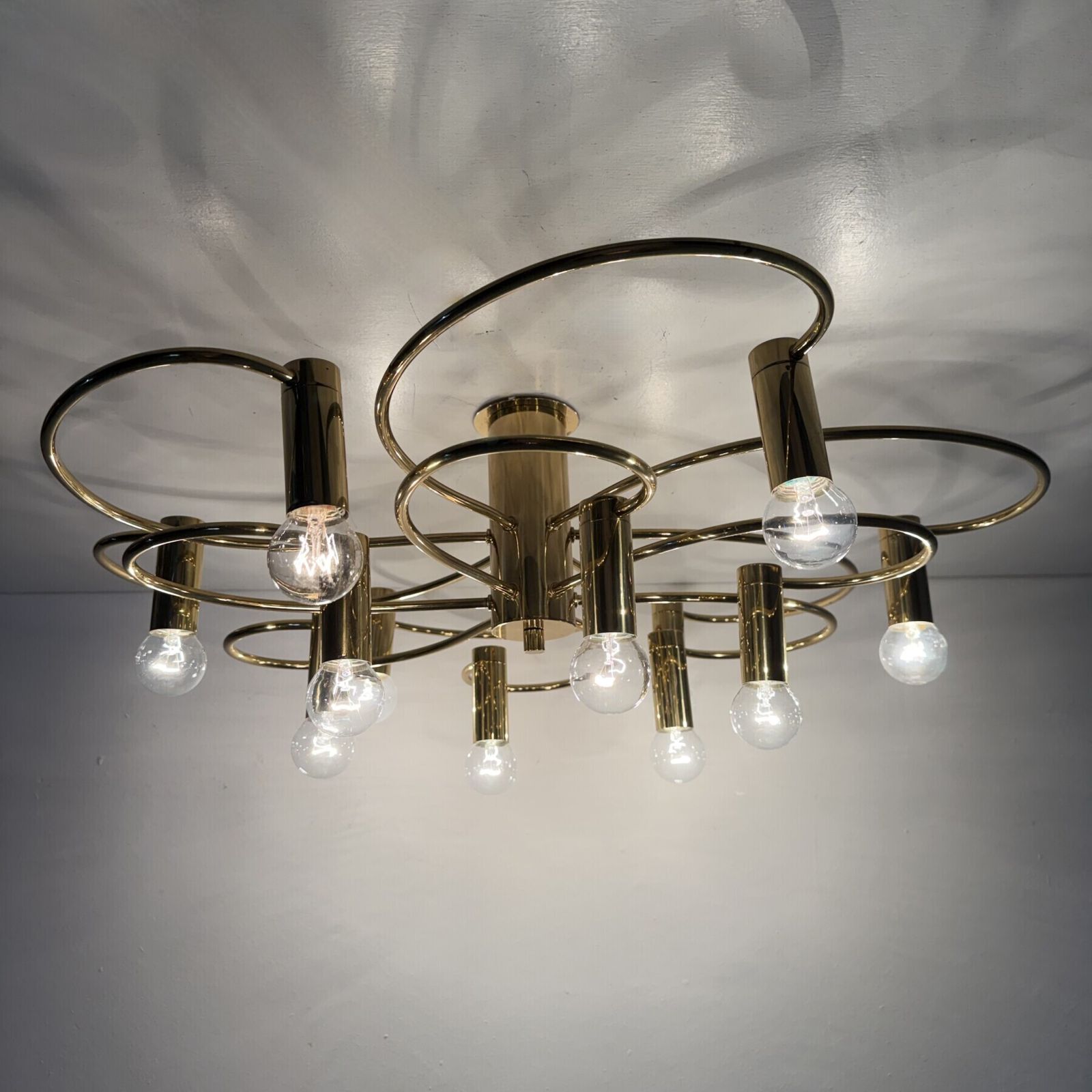 Leola Sculptural Brass 12 Light Ceiling Or Wall Flush Mount, jaren 1970 photo Verlichting