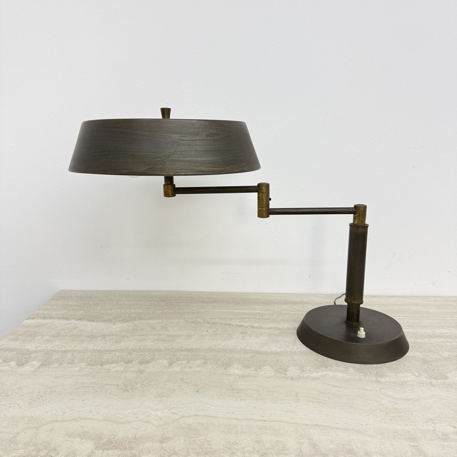 Mid Century Italiaanse Messing Tafel Bureaulamp met Pantograafarm, jaren 1940 photo for sale