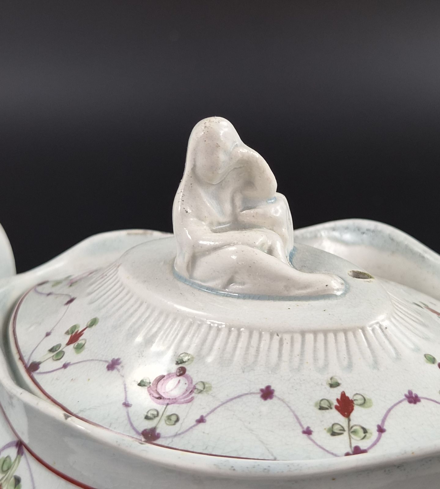 Engels aardewerk theepot in Commode-vorm met Widow-knop, ca. 1810 photo vinterior