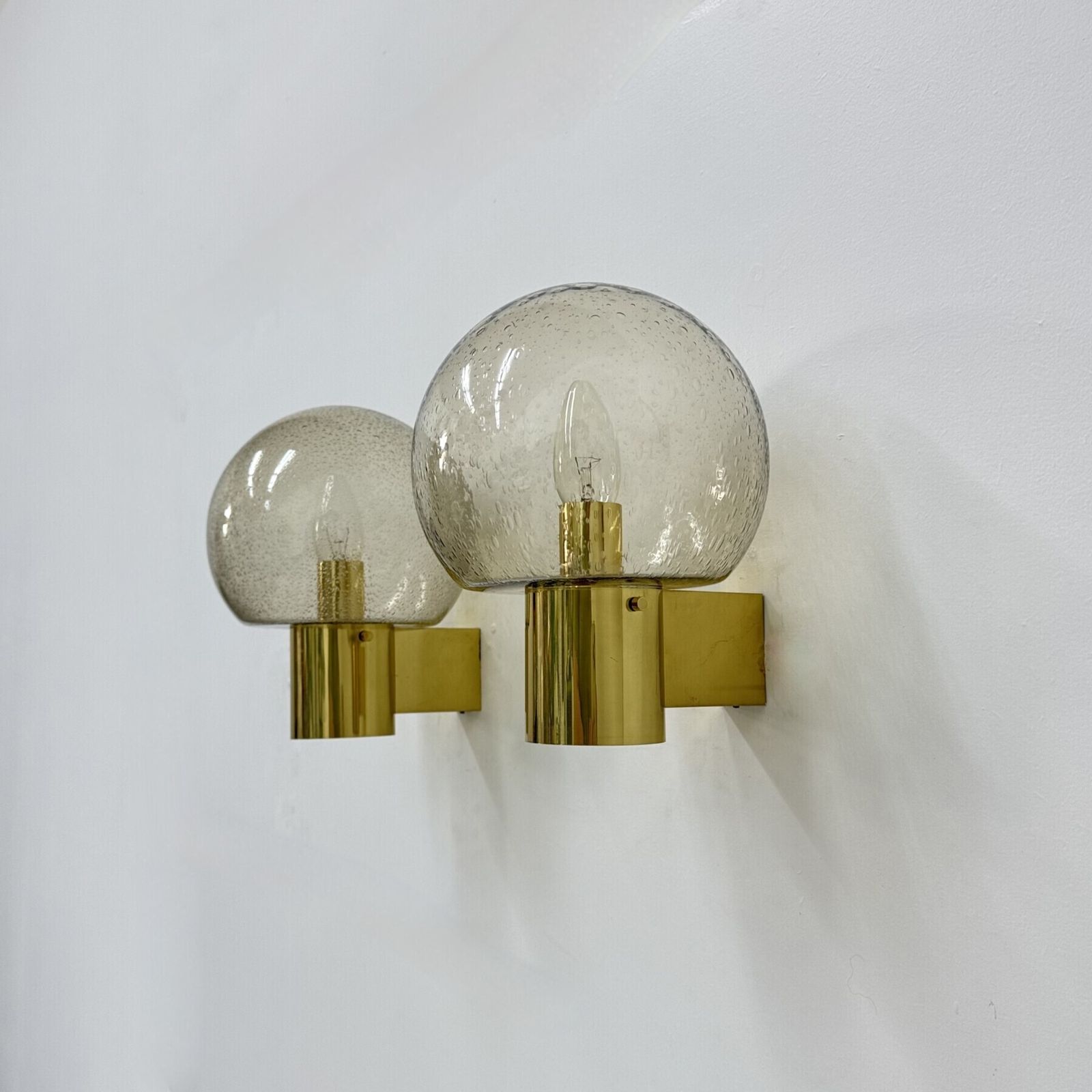 Mid-Century Limburg Glashütte wandlamp, messing met gerookt bubbelglas, jaren 1970 photo furniture