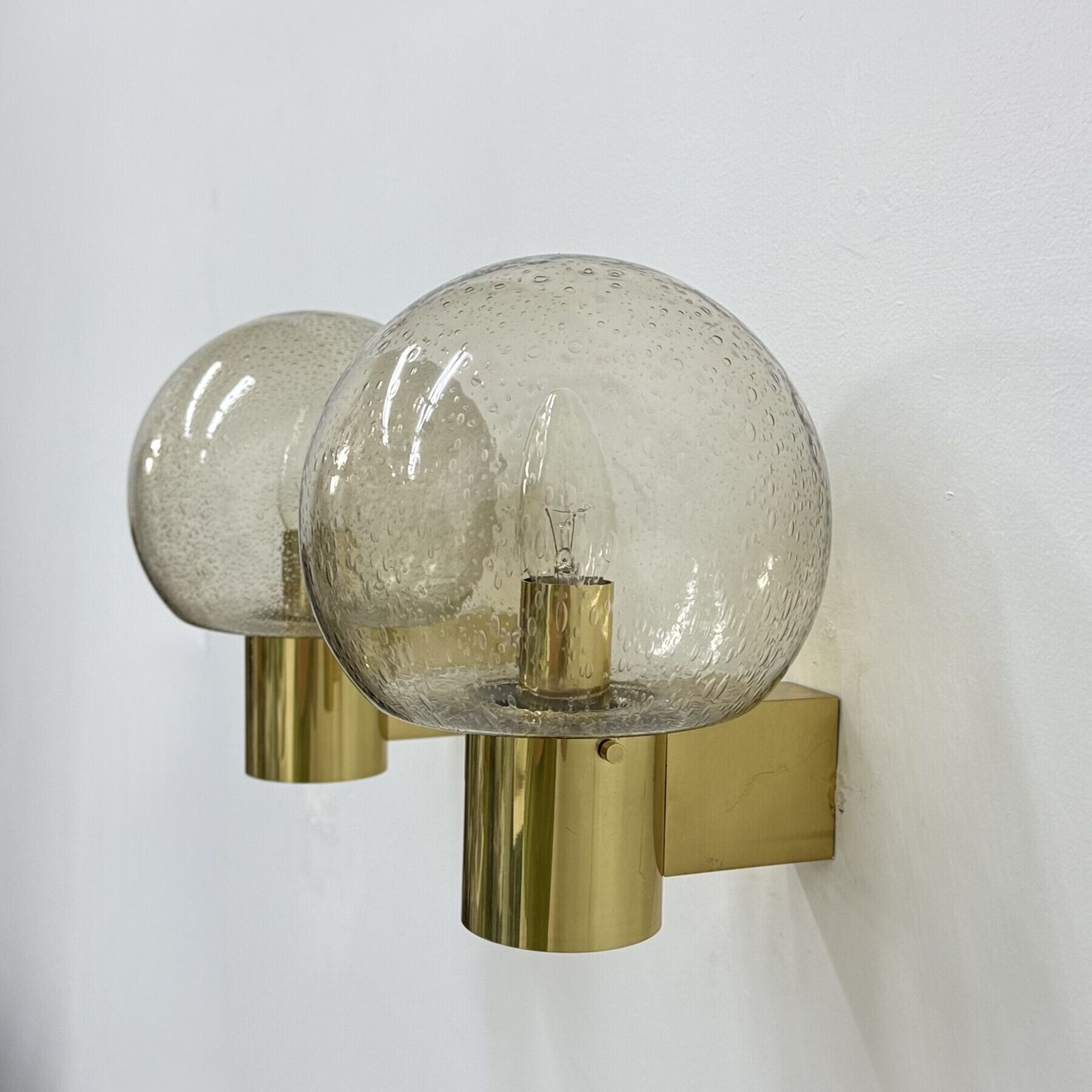 photo furniture Mid-Century Limburg Glashütte wandlamp, messing met gerookt bubbelglas, jaren 1970