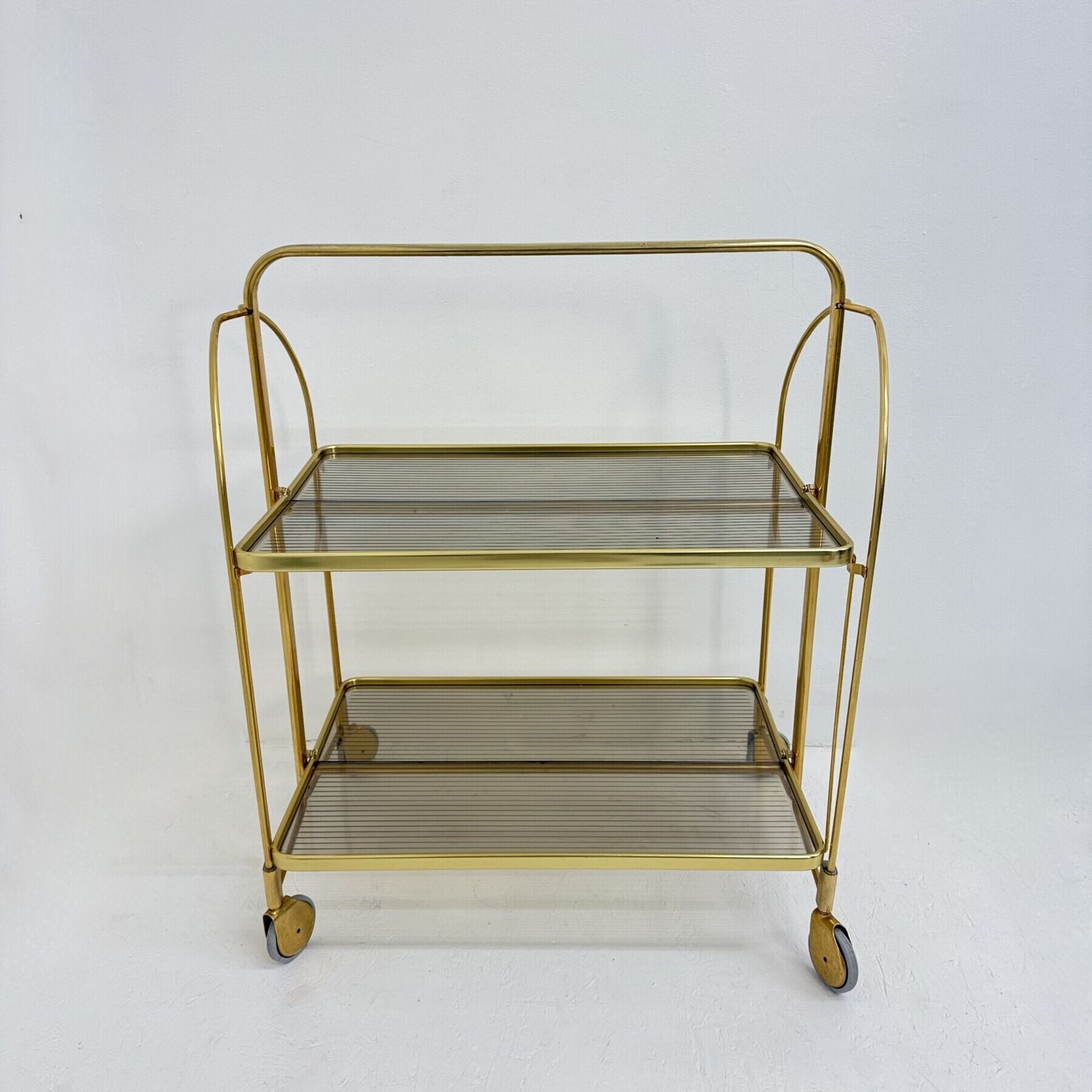 Chariot bar pliant mid-century modern en laiton et verre acrylique côtelé, années 1970