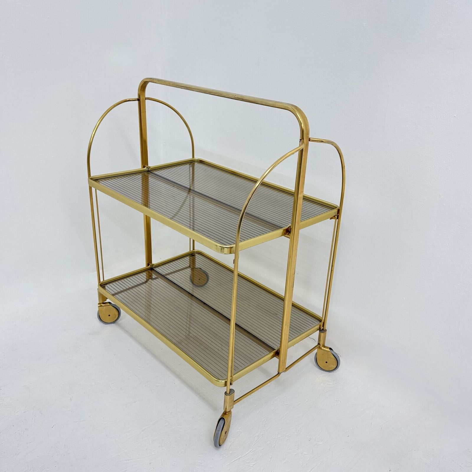 Chariot bar pliant mid-century modern en laiton et verre acrylique côtelé, années 1970 photo for sale
