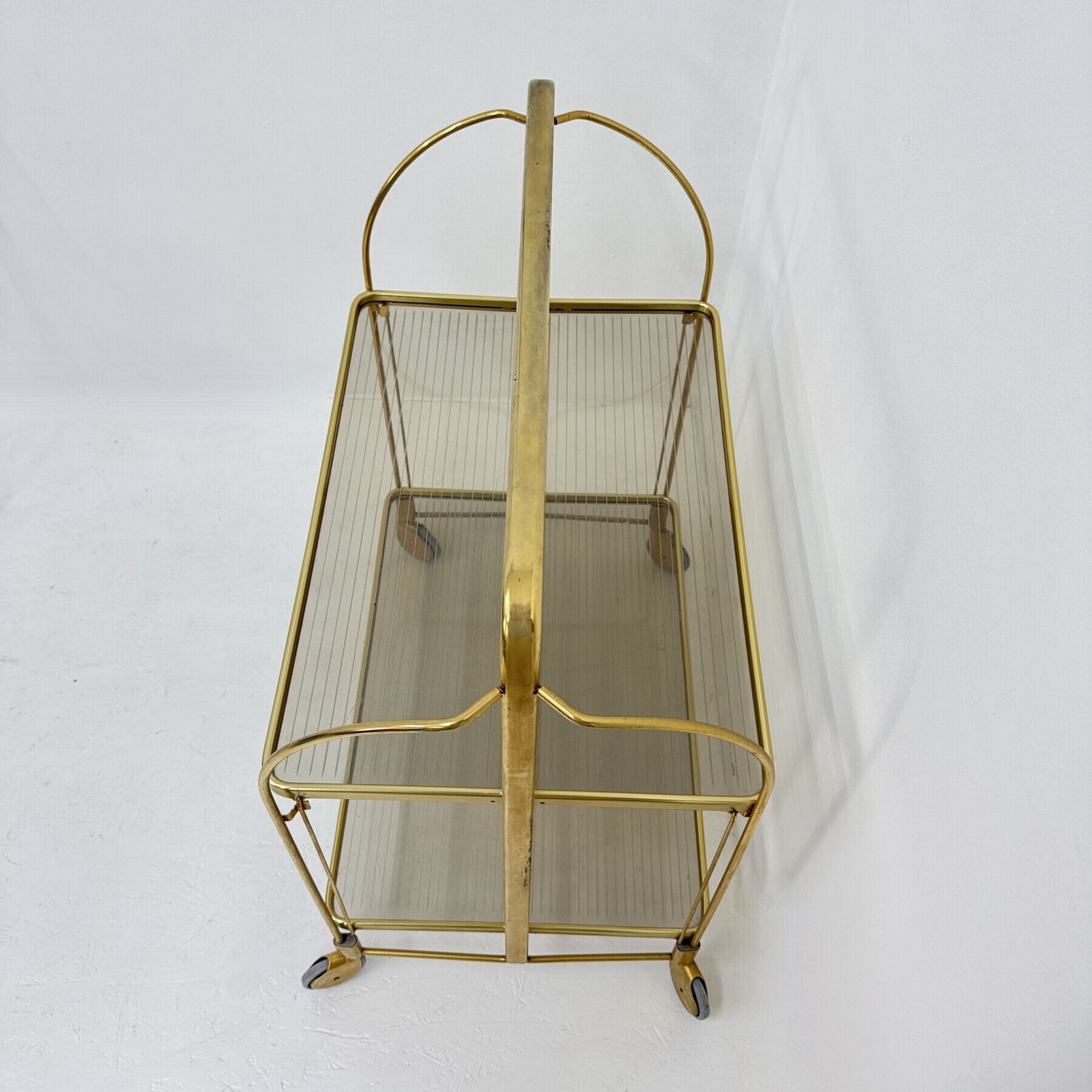 Chariot bar pliant mid-century modern en laiton et verre acrylique côtelé, années 1970 photo vinterior