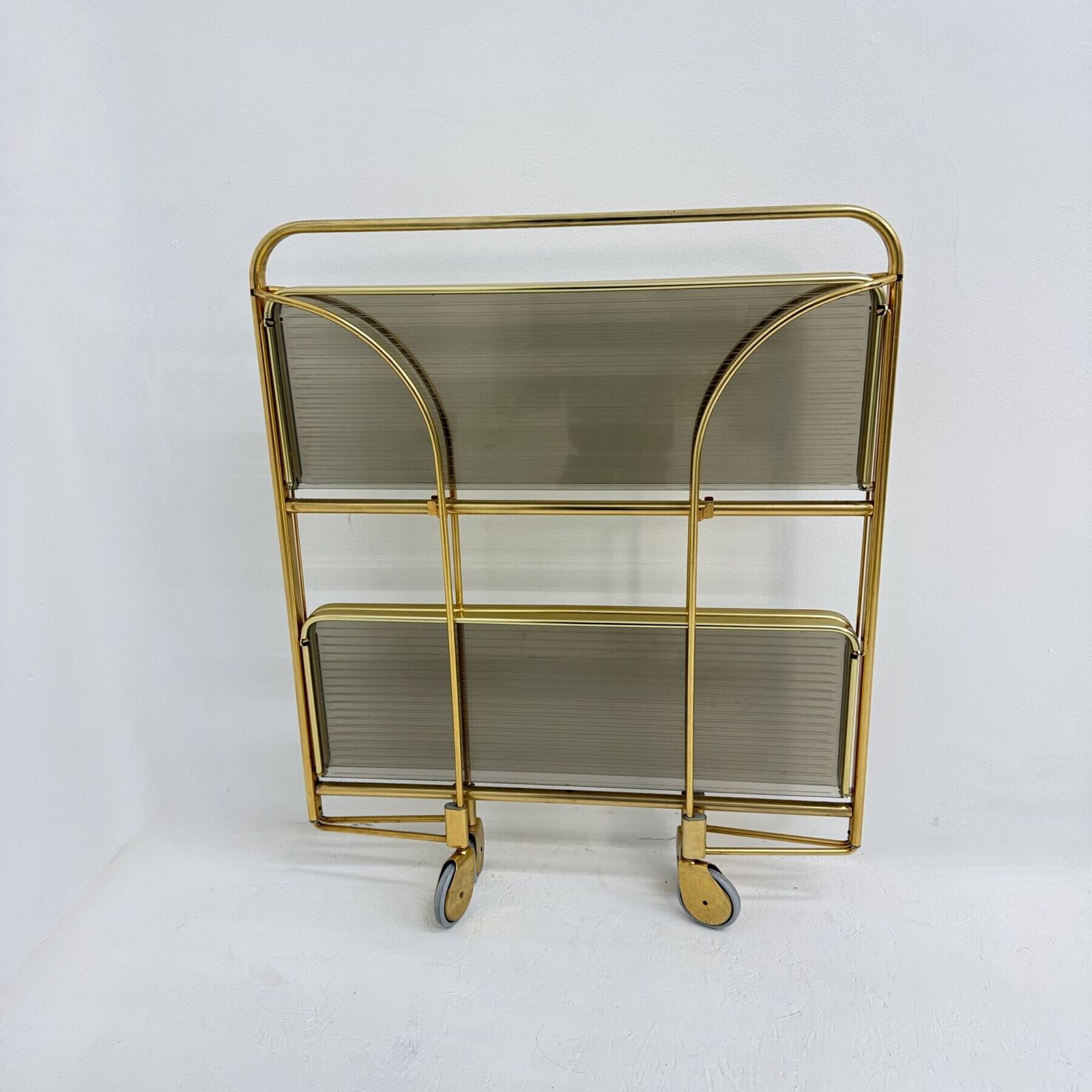photo buy Chariot bar pliant mid-century modern en laiton et verre acrylique côtelé, années 1970