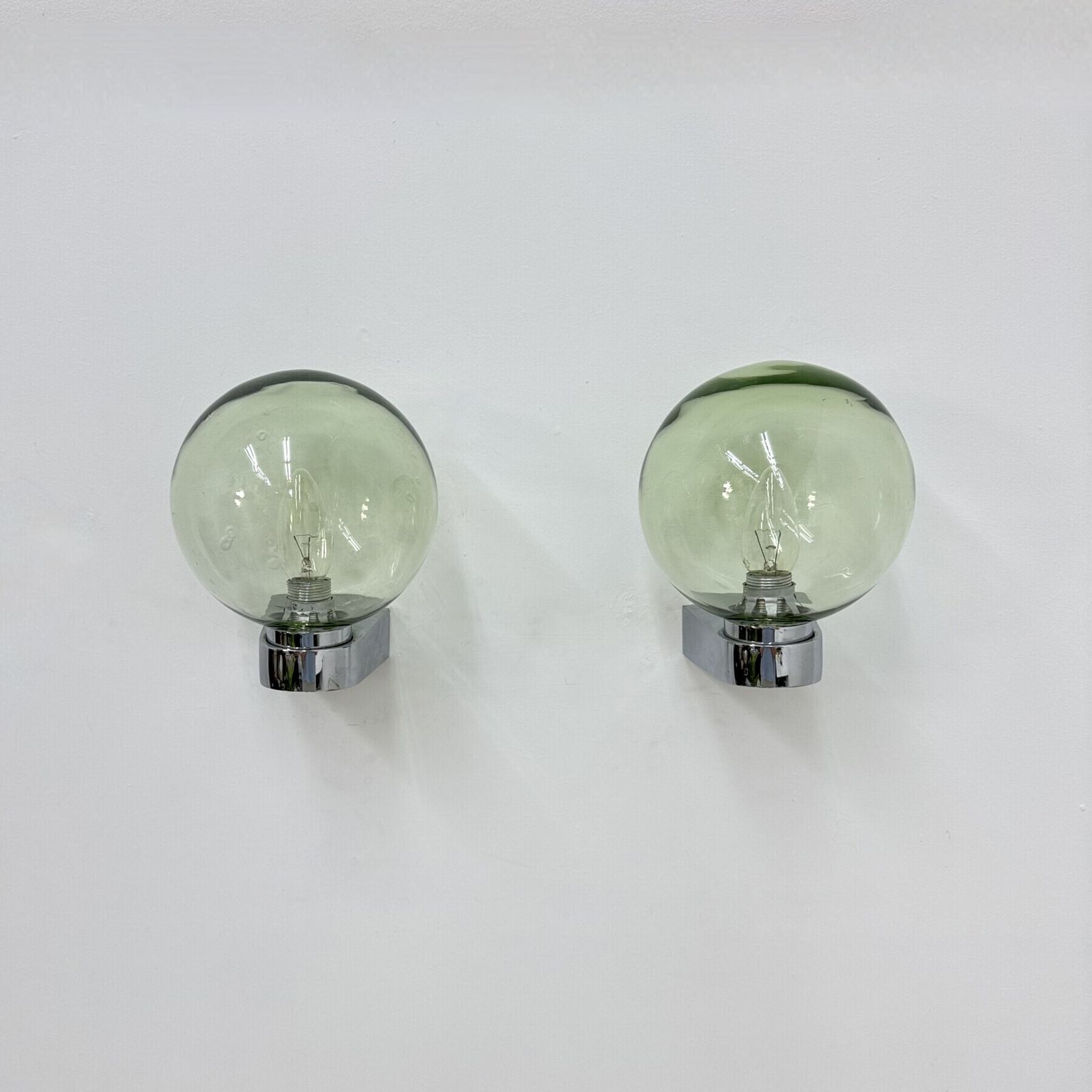 Mid Century wandlamp, groen glas en chroom, jaren 1970