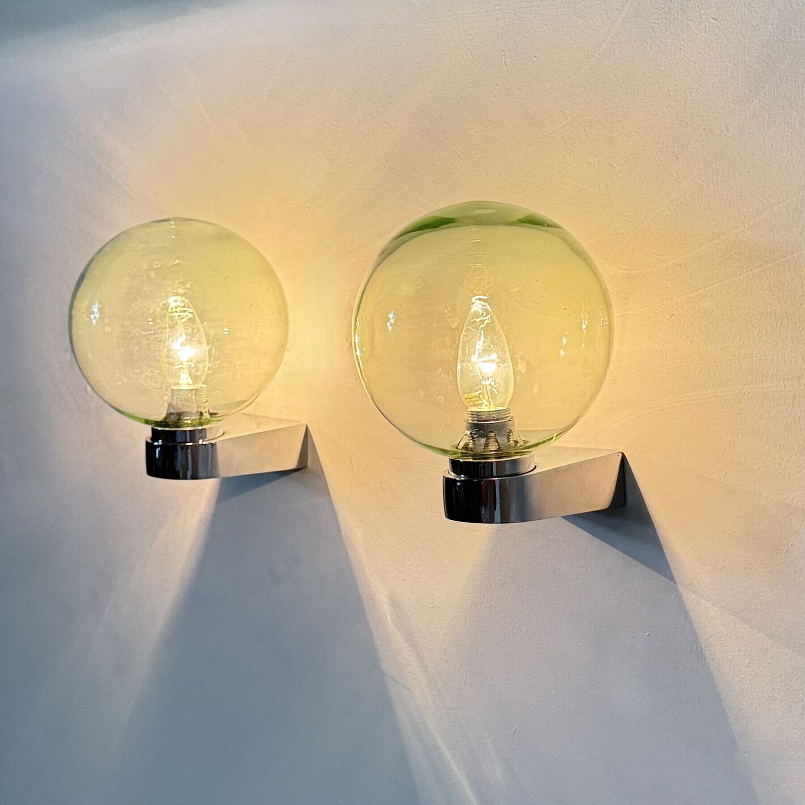 Mid Century wandlamp, groen glas en chroom, jaren 1970 photo buy