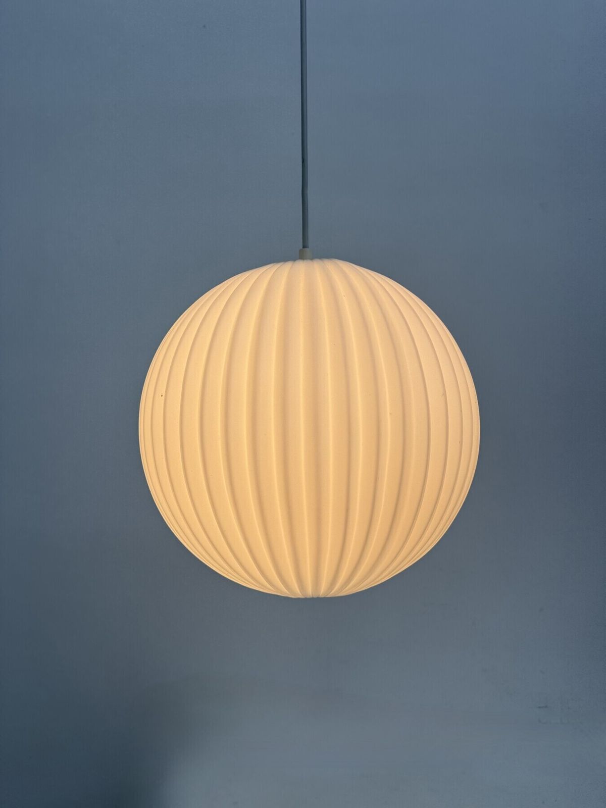 Rare suspension en verre opaline Louis Kalff pour Philips, années 1960 photo for sale