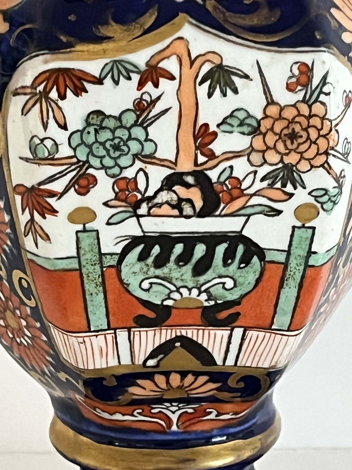 photo furniture Mason's Ironstone hoge vaas in het Blue Hawthorne-patroon, zeldzame vorm, ca. 1830