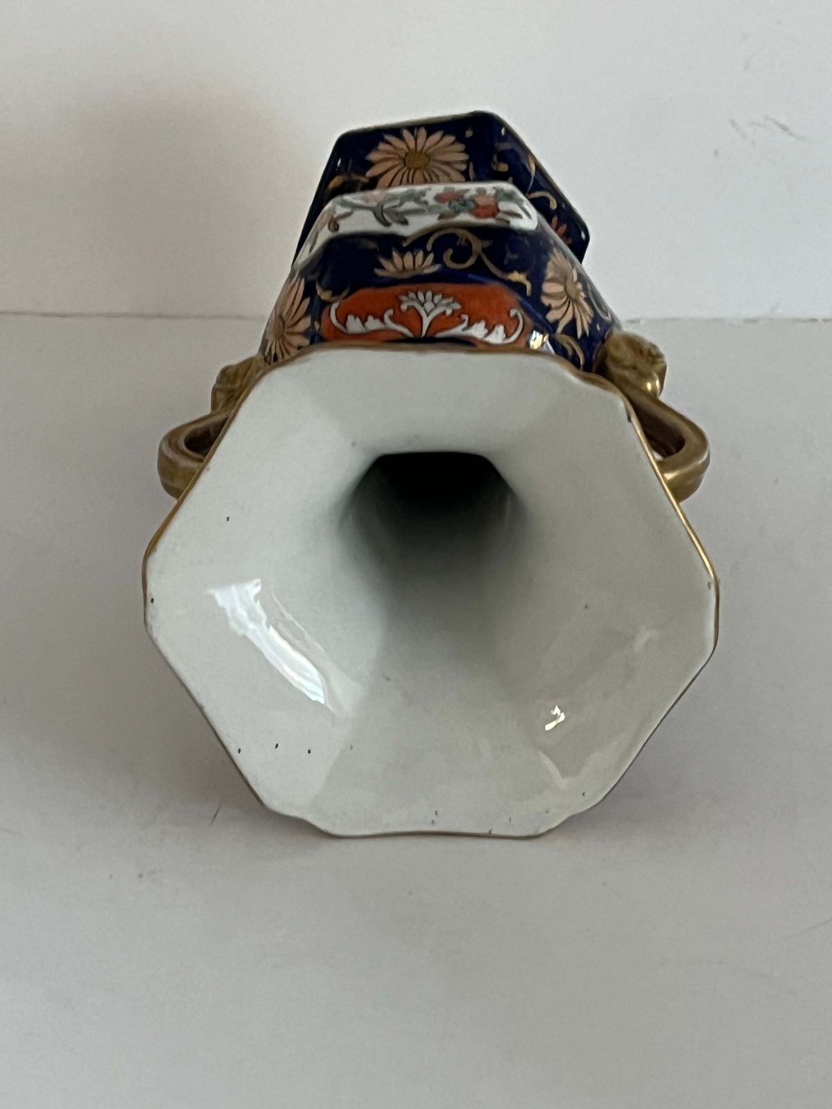 453.0 Mason's Ironstone hoge vaas in het Blue Hawthorne-patroon, zeldzame vorm, ca. 1830 photo