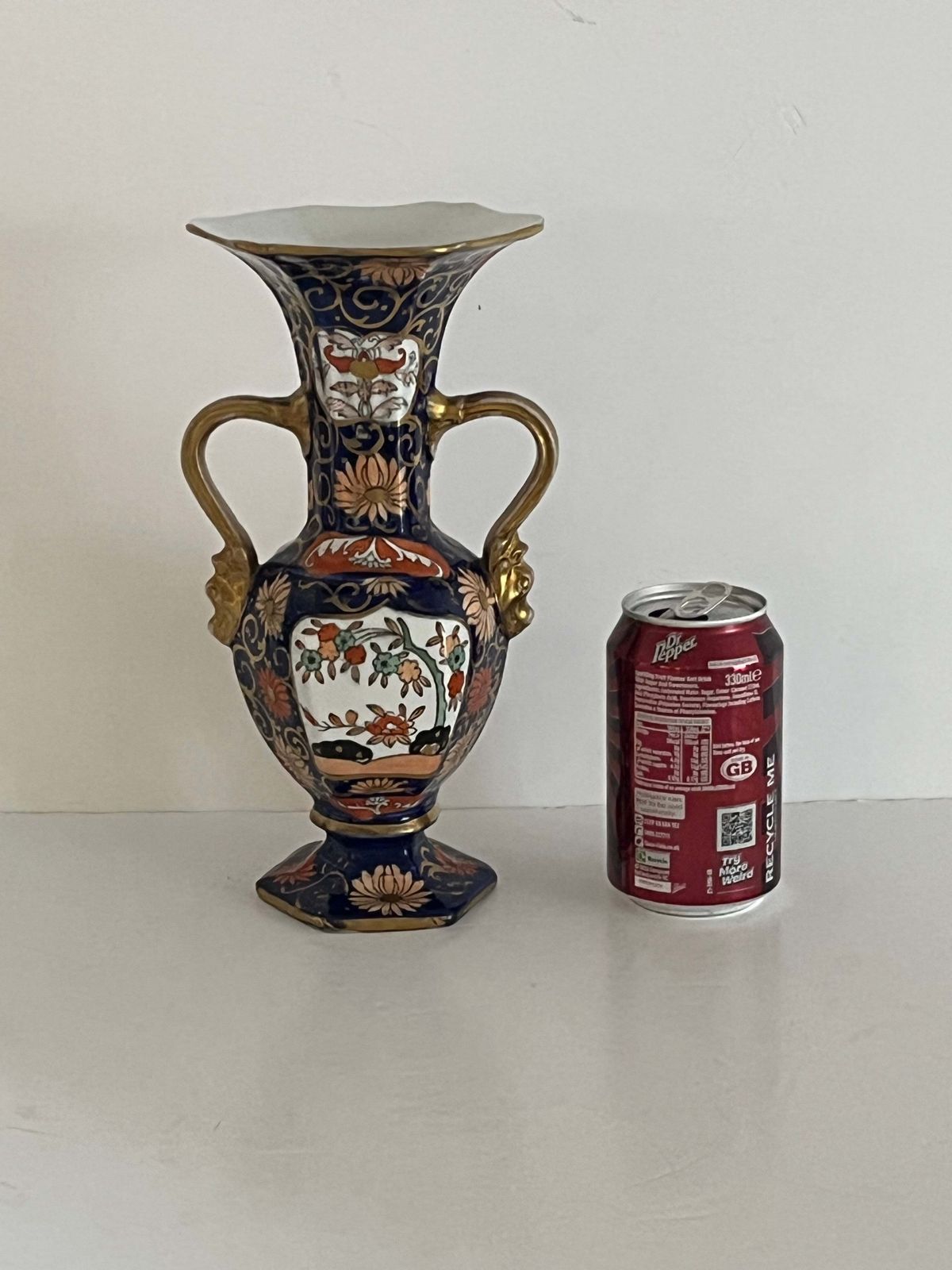 photo buy Mason's Ironstone hoge vaas in het Blue Hawthorne-patroon, zeldzame vorm, ca. 1830