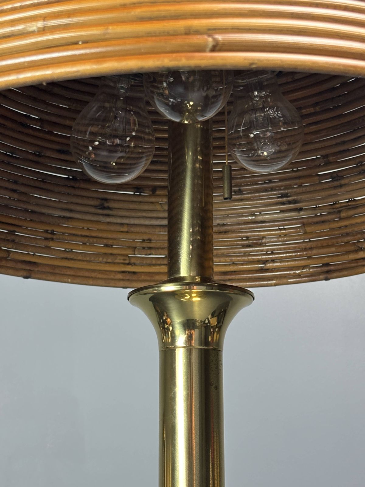 Lampe de table Fungo en rotin et laiton, style champignon, mid-century italienne, années 1970 photo Luminaires