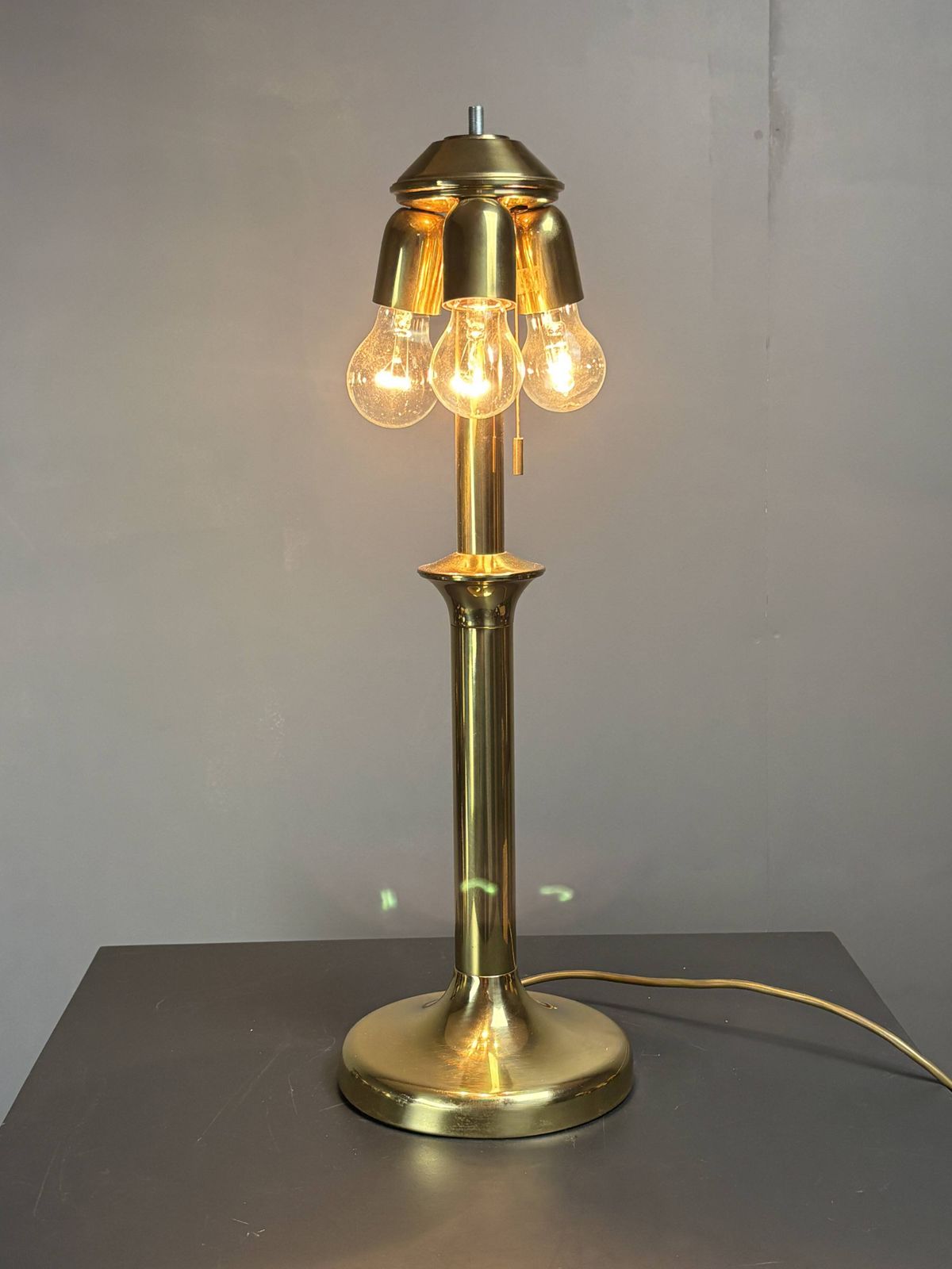 photo furniture Lampe de table Fungo en rotin et laiton, style champignon, mid-century italienne, années 1970