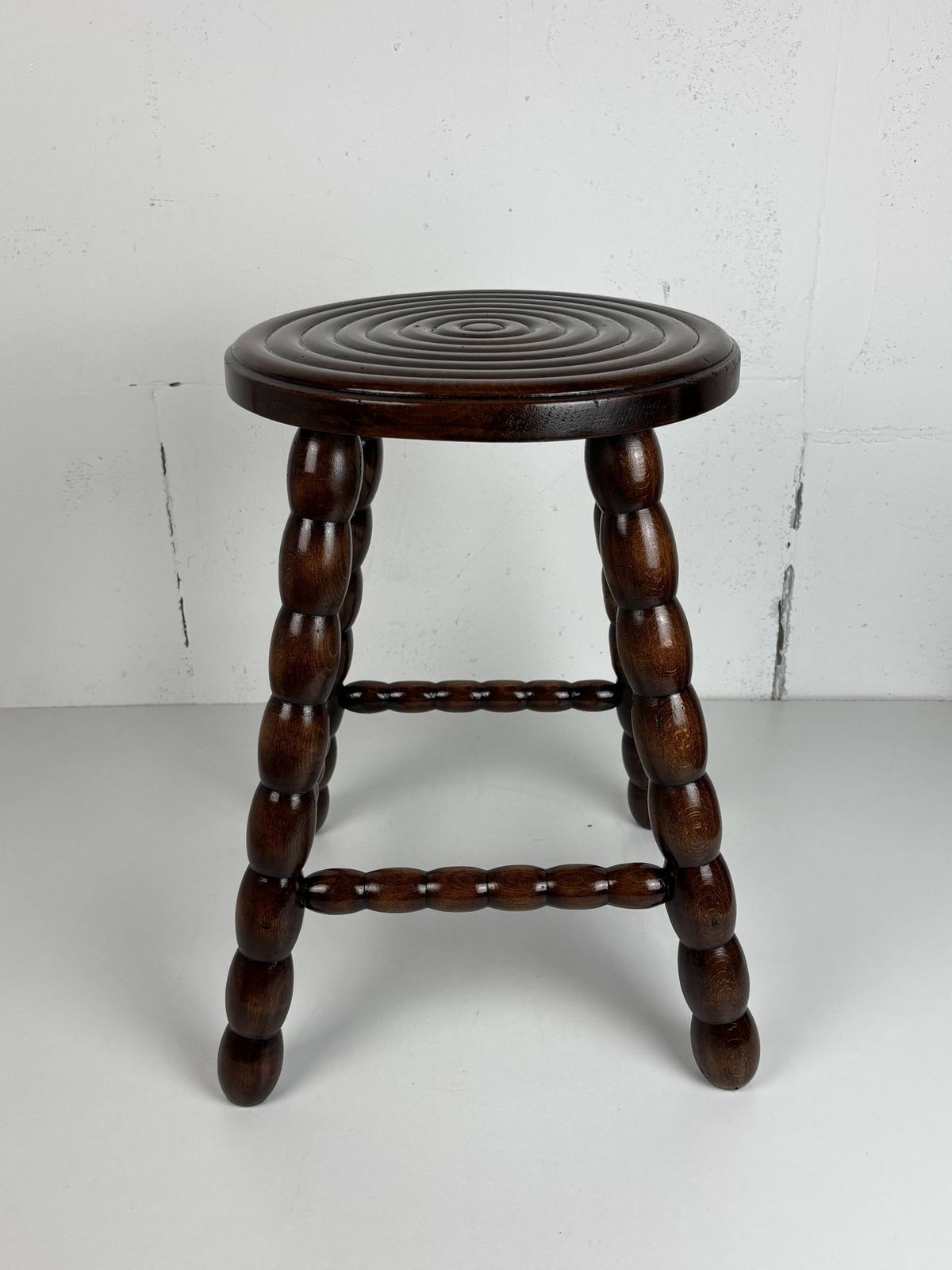Tabouret mid-century en bois à pieds tournés, dans le style de Charles Dudouyt, France, années 1950 photo buy