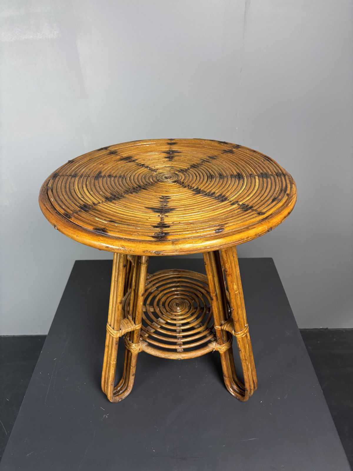 Table d'appoint mid-century italienne en rotin et jonc crayon, vers les années 1950 photo furniture