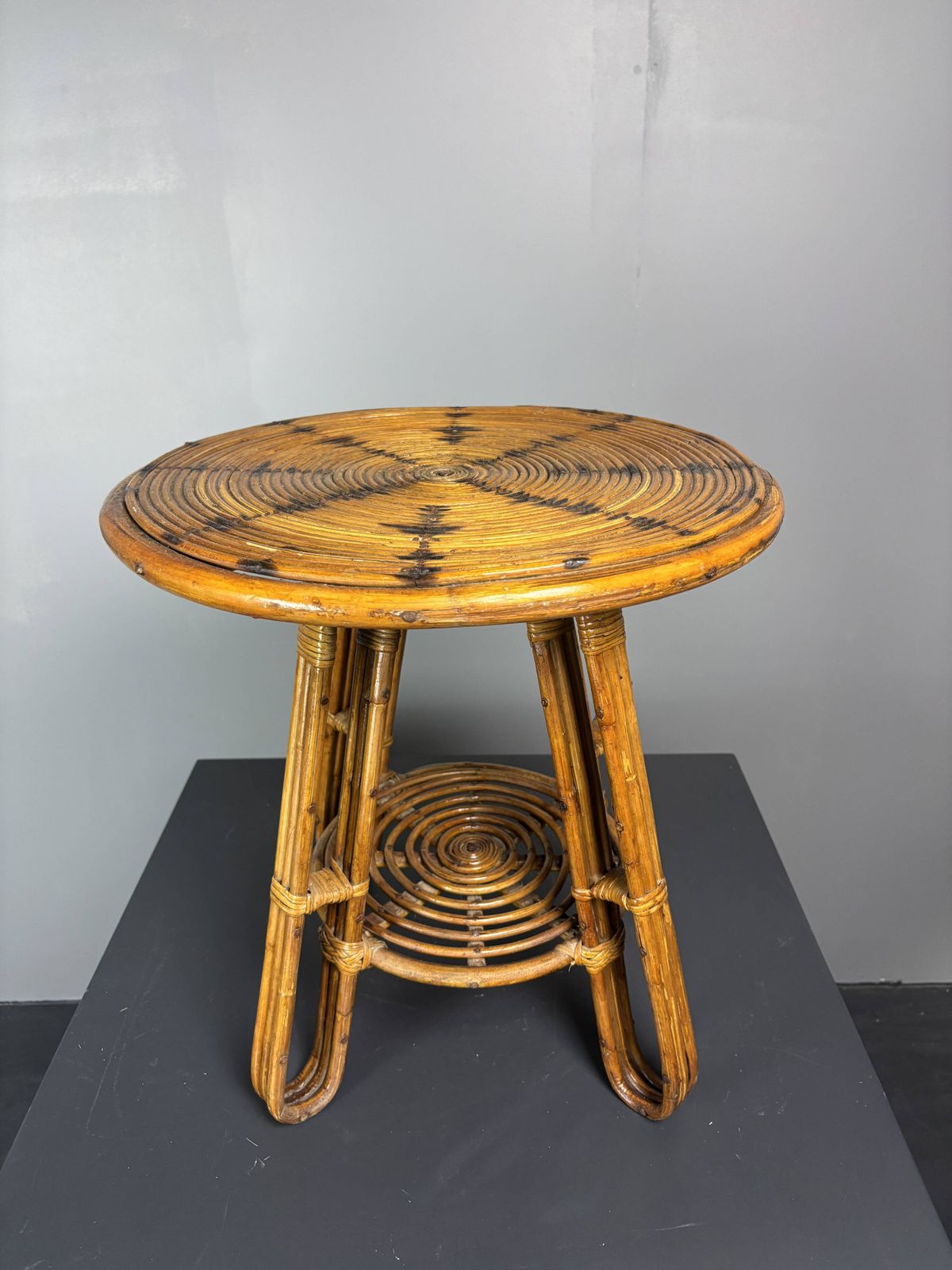 Table d'appoint mid-century italienne en rotin et jonc crayon, vers les années 1950 photo for sale