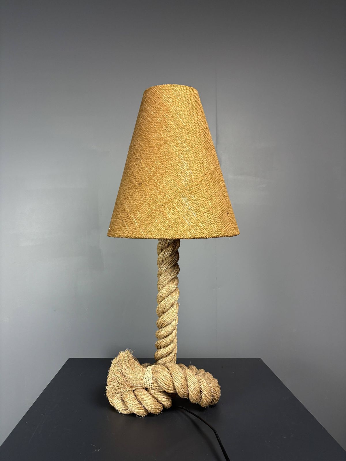 Lampe de table mid-century Brutalist en corde, dans le style de Audoux & Minet photo Luminaires