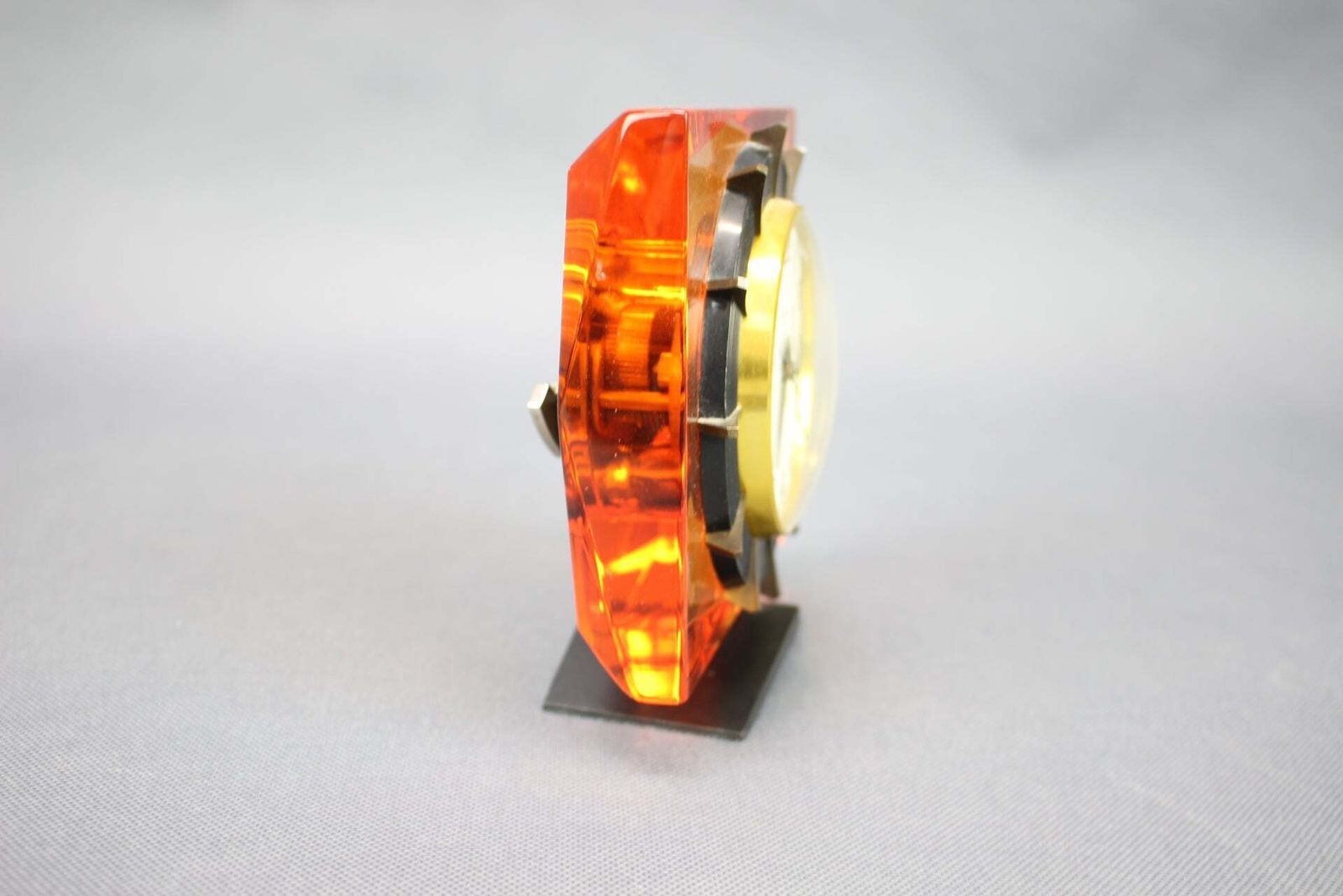 Vintage Sovjet Mayak oranje lucite schoorsteenklok, USSR, ca. jaren 1970-1980 photo Woonaccessoires