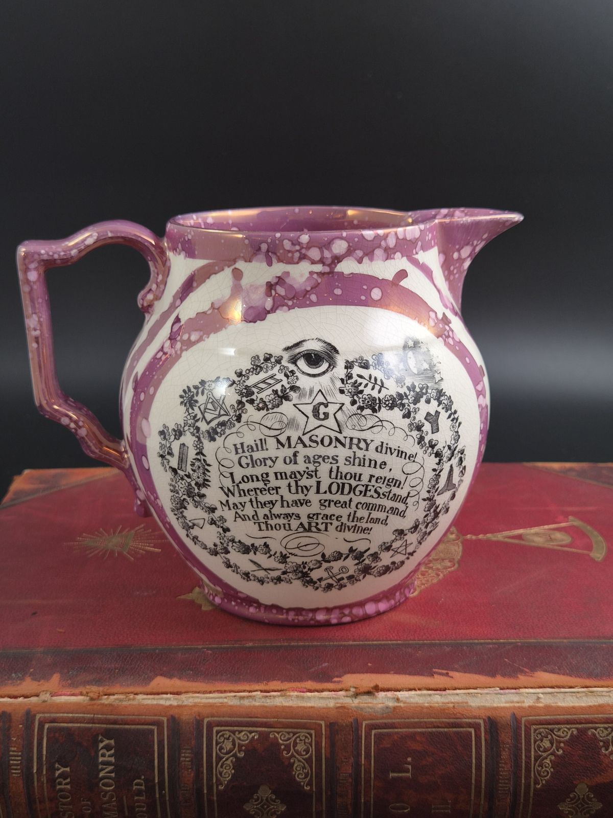 Sunderland Pink Splash Lustre Masonic Jug, Engels aardewerk, ca. 1820-1840 photo Woonaccessoires