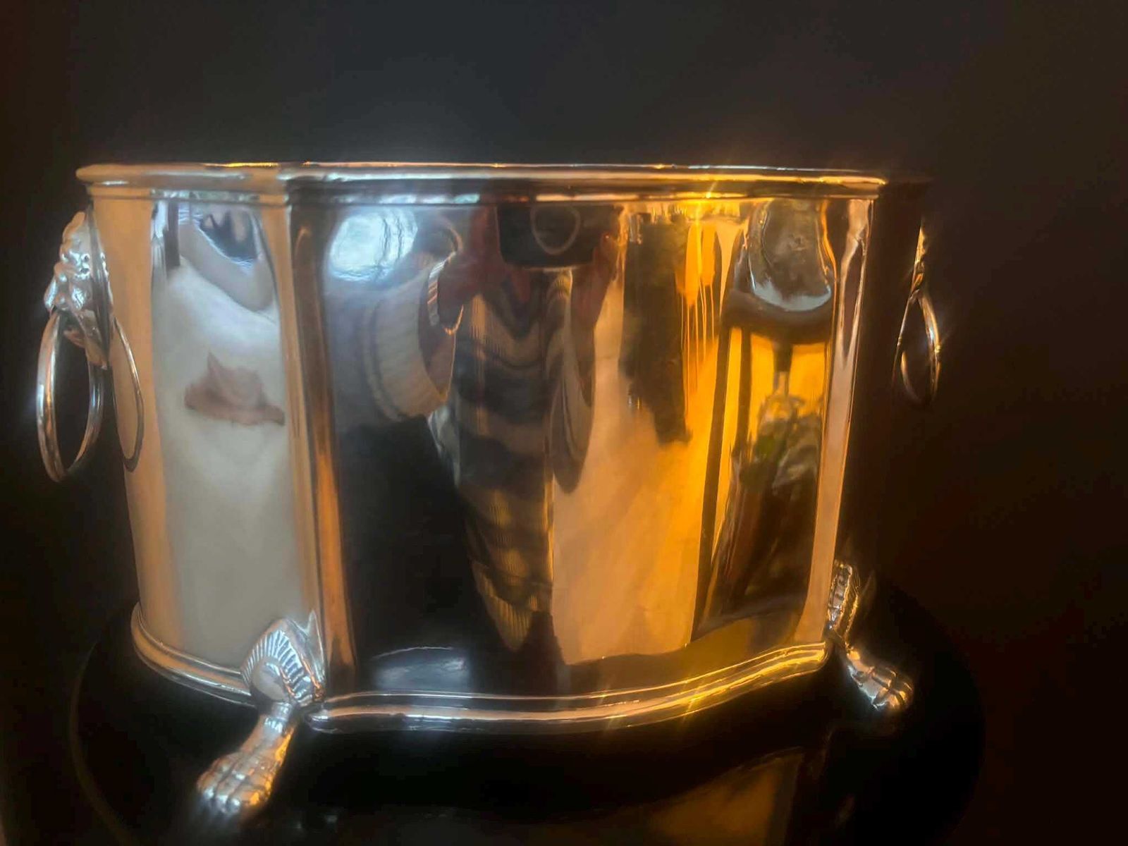 photo vintage Grande jardinière en métal argenté de style néoclassique, anses à masques de lion, pieds en patte, pièce de milieu de style français