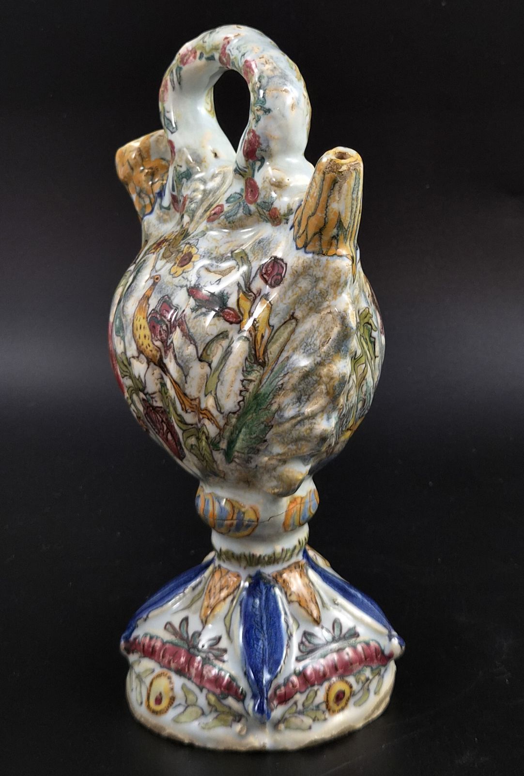 Antiek Italiaans majolica pelgrimsfles in de vorm van een jakobsschelp, Fiasca Da Pellegrino, 18e eeuw photo furniture