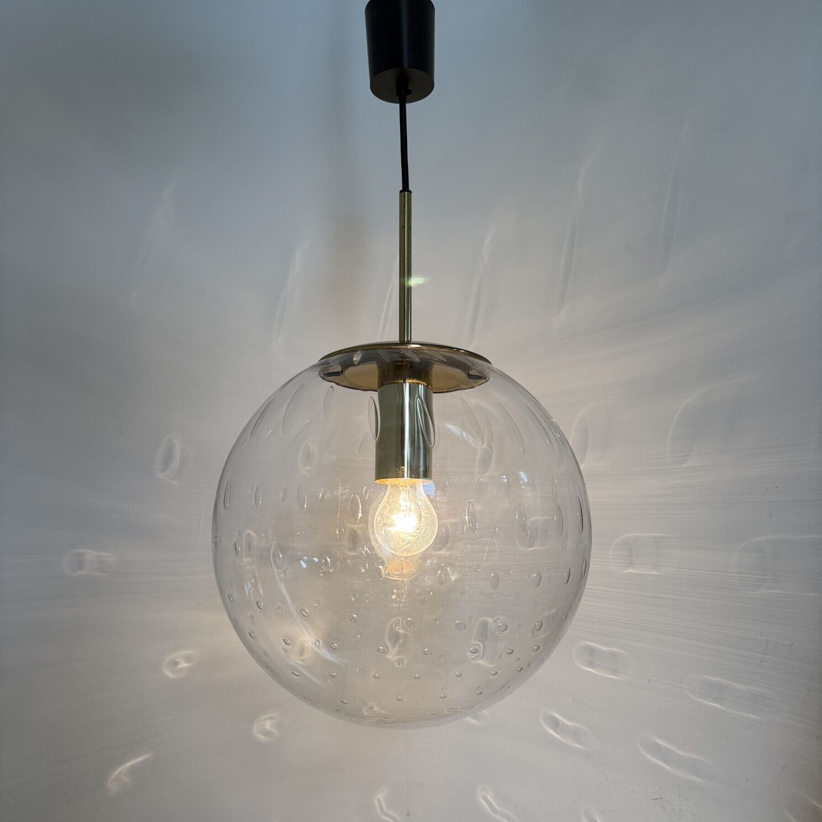 photo furniture Limburg Glashütte glazen hanglamp met messing bol, jaren 1970