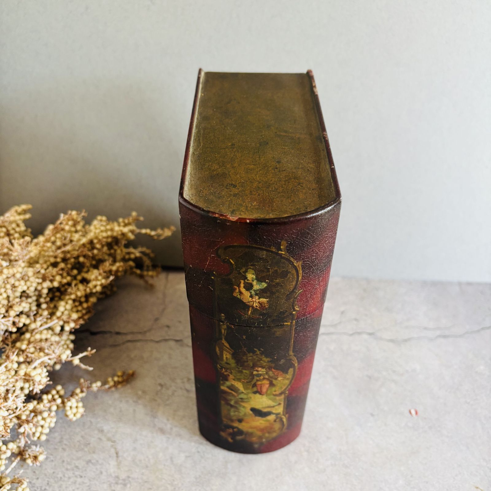 Antiek papier-maché doosje in de vorm van een boek photo buy