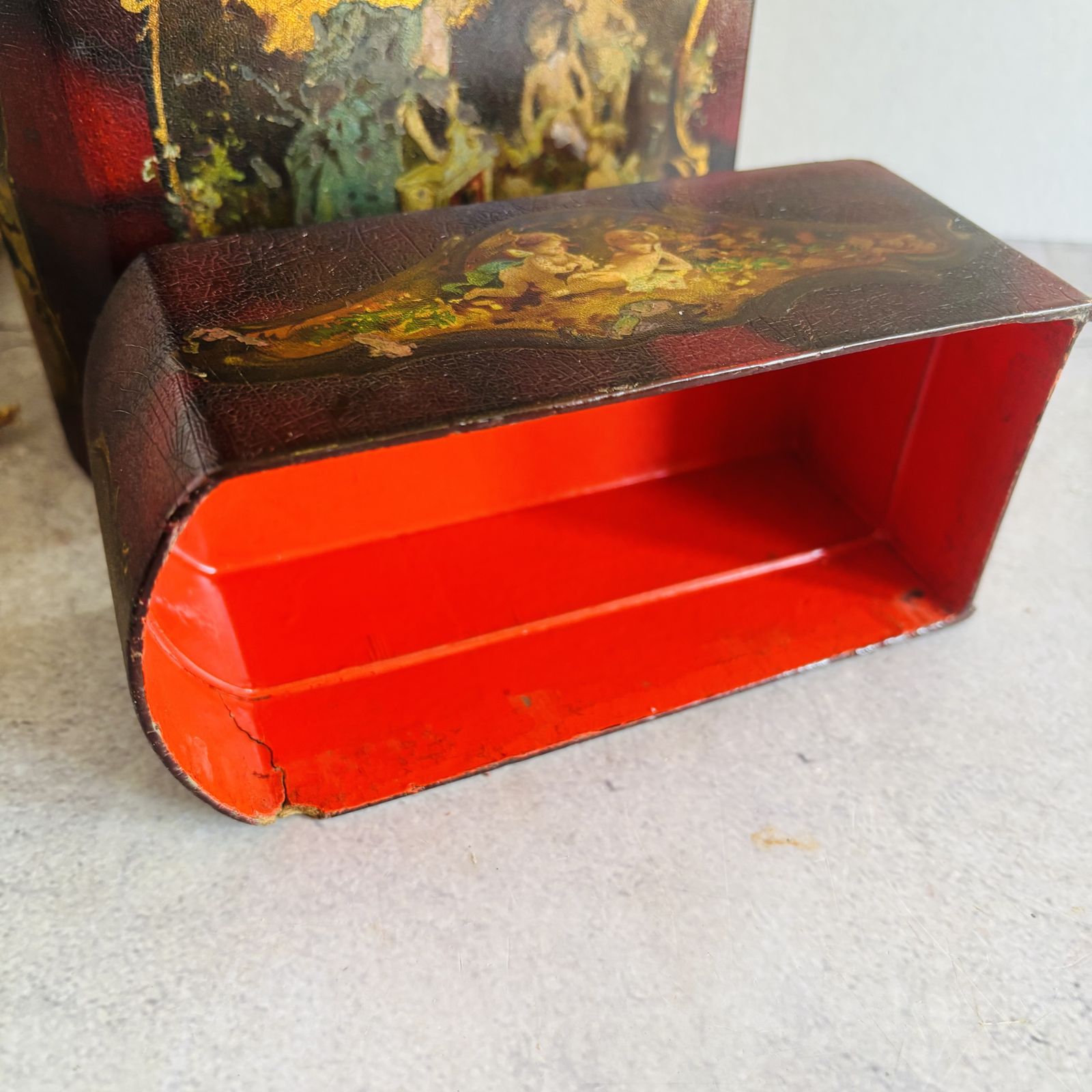 85.0 Antiek papier-maché doosje in de vorm van een boek photo