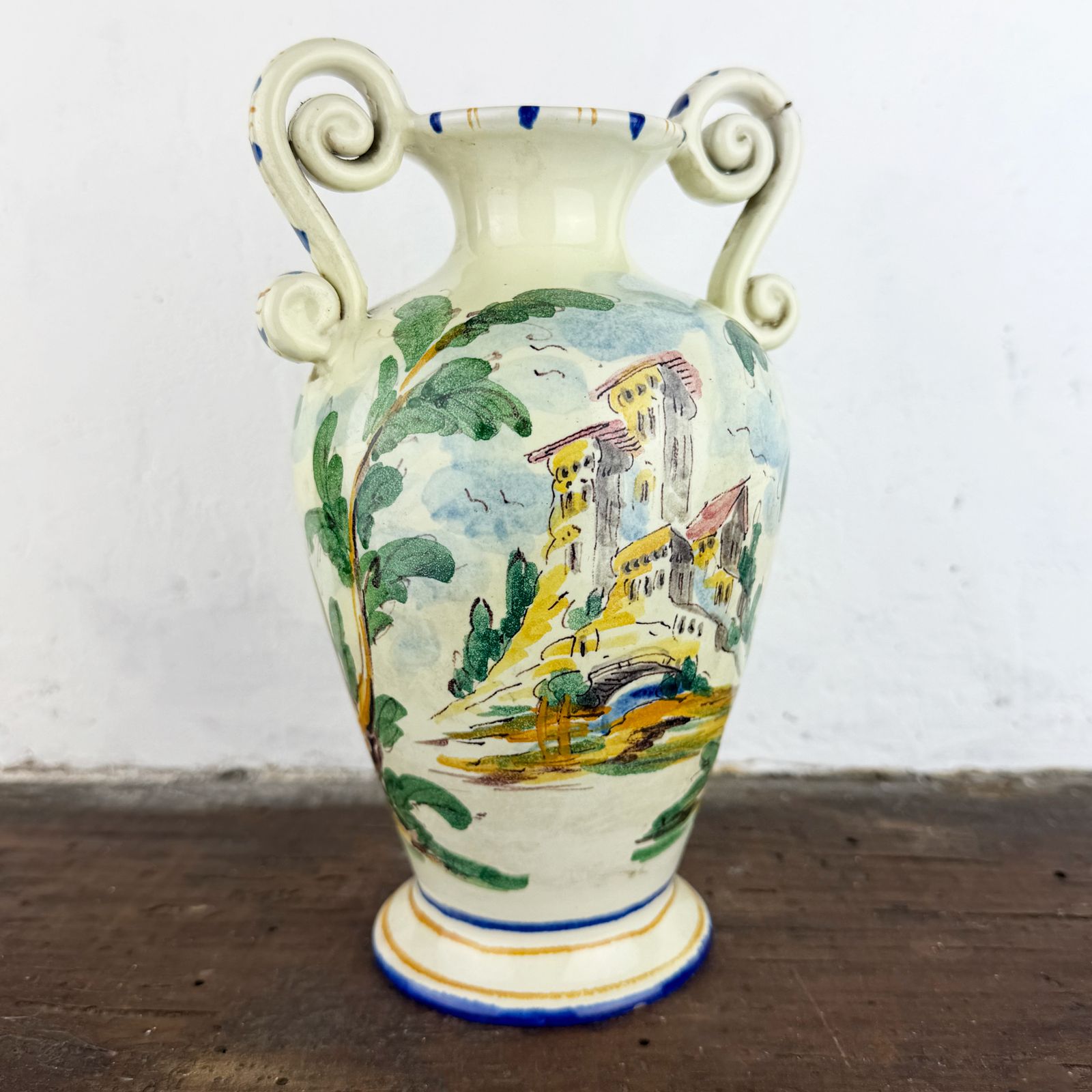 Antiek Albisola Fenice majolicavaas uit de jaren 1920, Italiaans handgeschilderd keramiek, amfoorvorm photo for sale