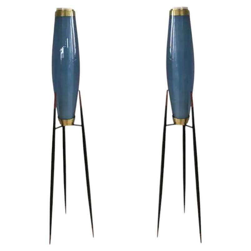 Ca. jaren 1950, twee Svend Aage Holm Sørensen raketstaande lampen met mondgeblazen opaalkleurig glas