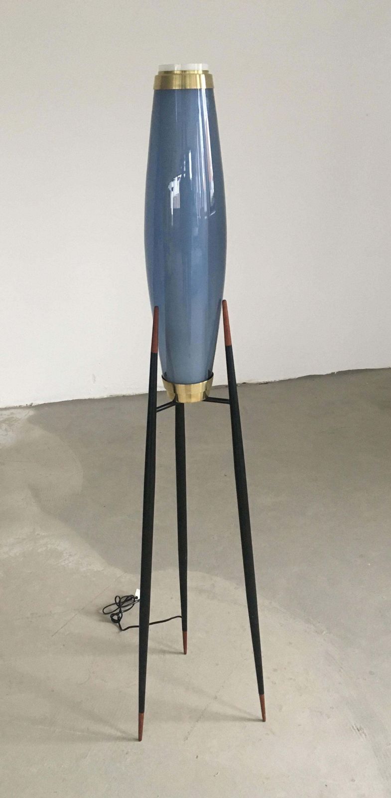 Ca. jaren 1950, twee Svend Aage Holm Sørensen raketstaande lampen met mondgeblazen opaalkleurig glas photo Verlichting