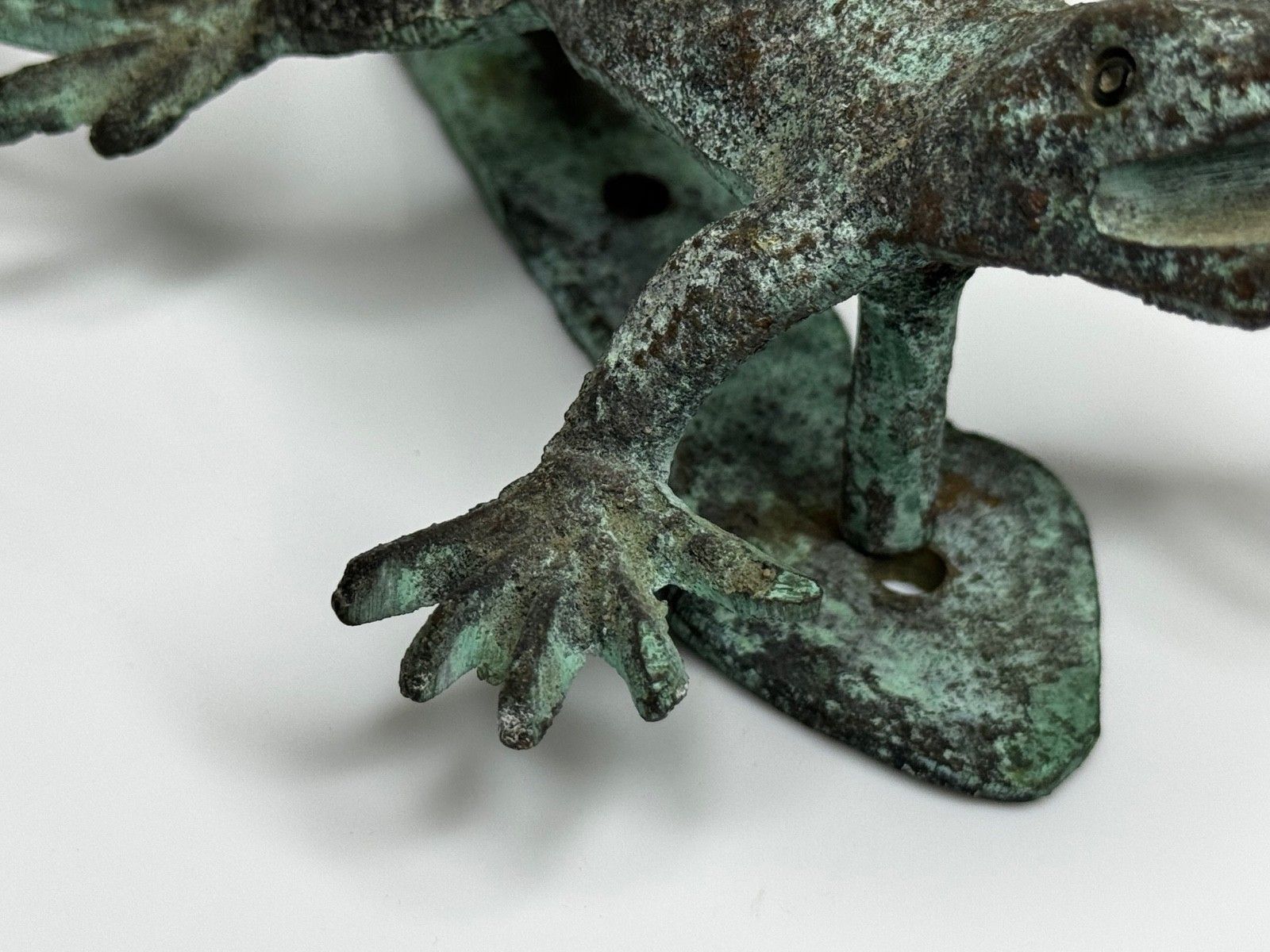 Bronzen deurklopper in de vorm van een gekko, zuidwesten van de VS, in de stijl van Oscar Bach photo vinterior