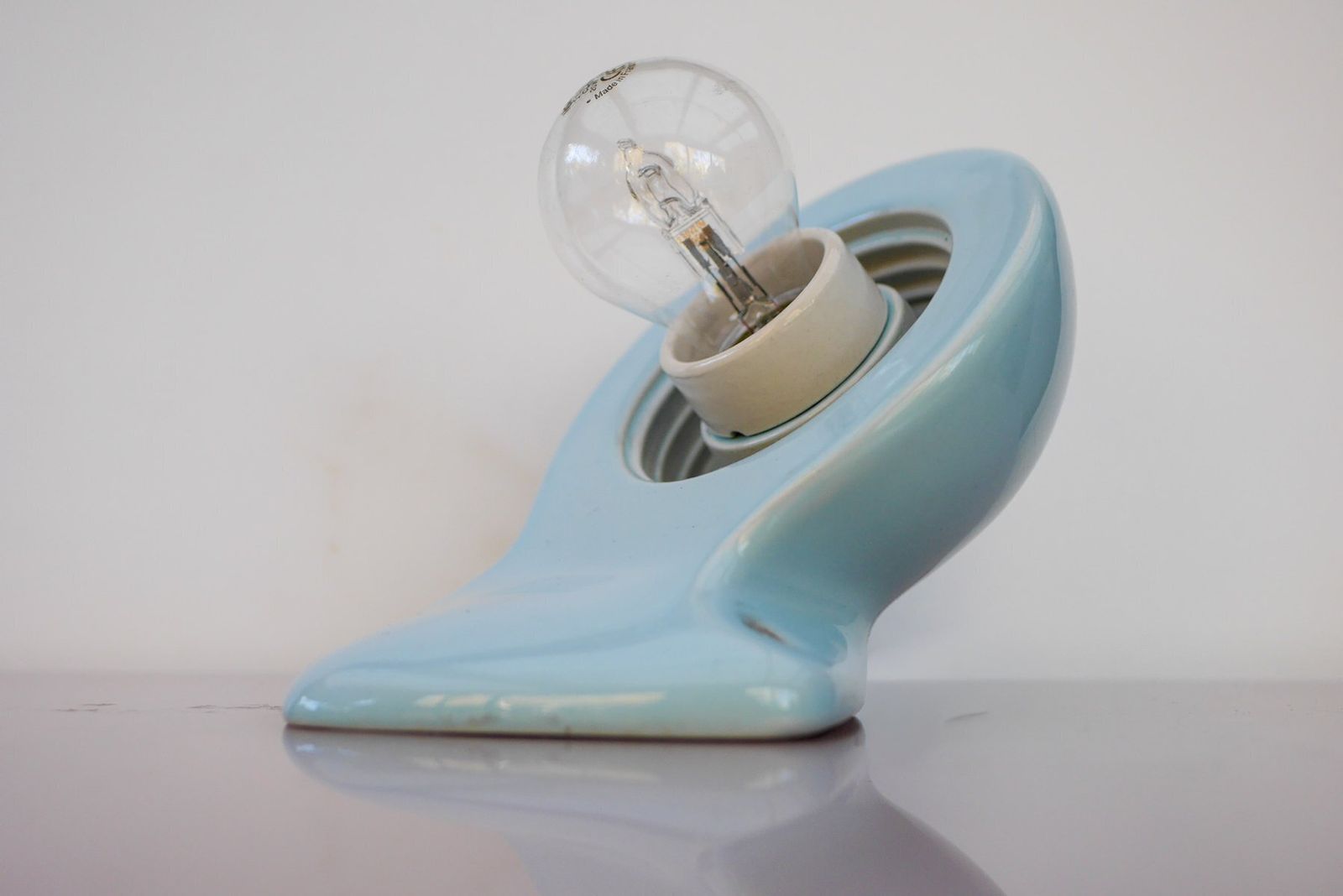 Grote mid-century modern lichtblauwe badkamerlamp van Ifö. photo vinterior