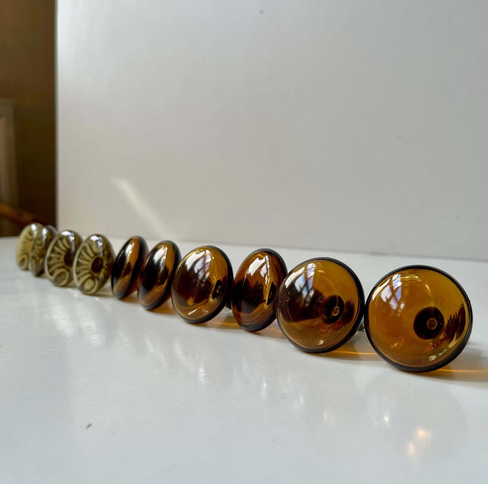 Vintage Zweedse Groene en Amberkleurige Kast- of Deurknopjes van Glas en Messing, ca. jaren 1960, 10 stuks photo furniture