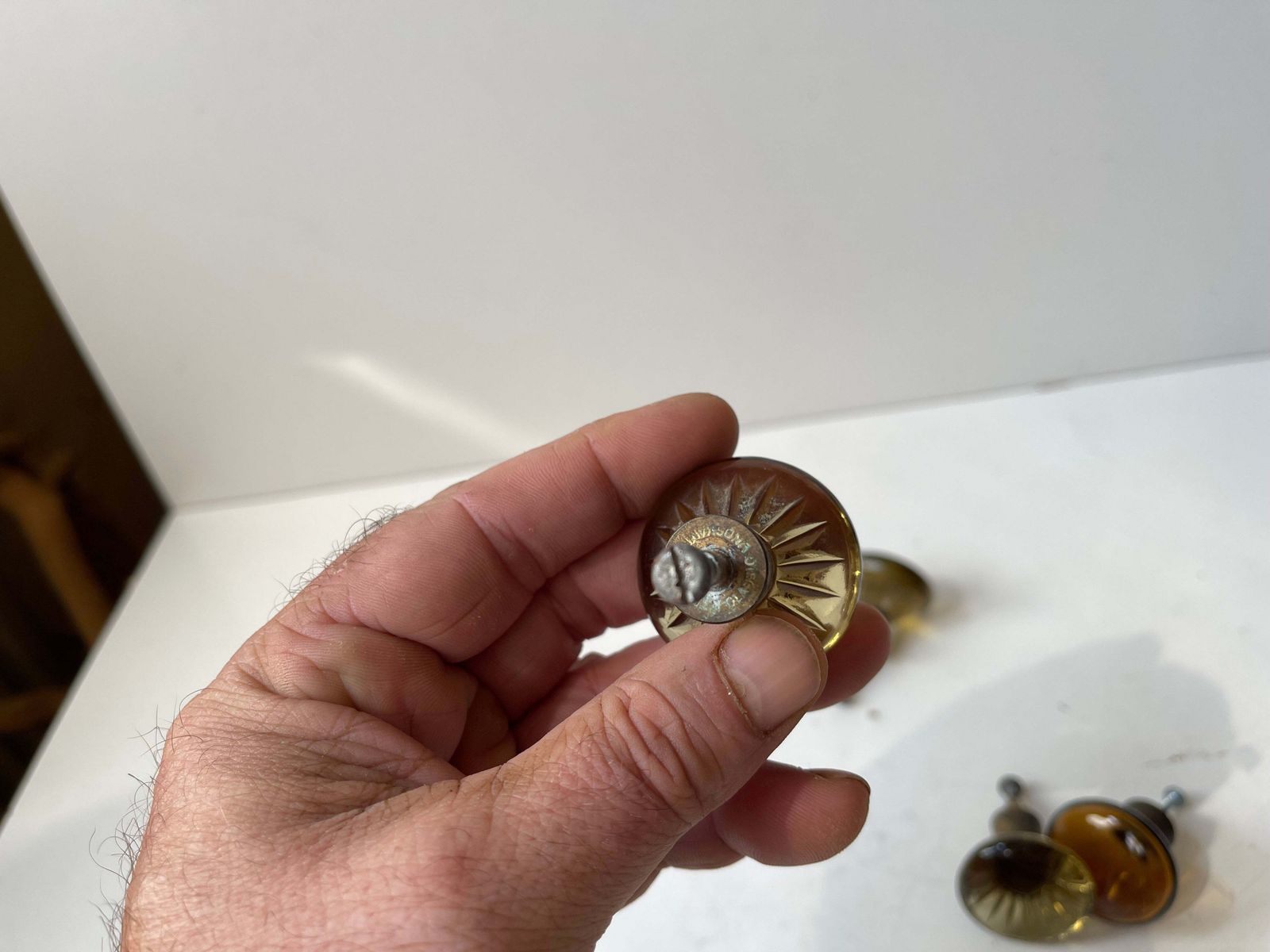 Lot de boutons vintage suédois en verre vert et ambré et laiton pour meuble ou porte, années 1960, 10 pièces photo vinterior