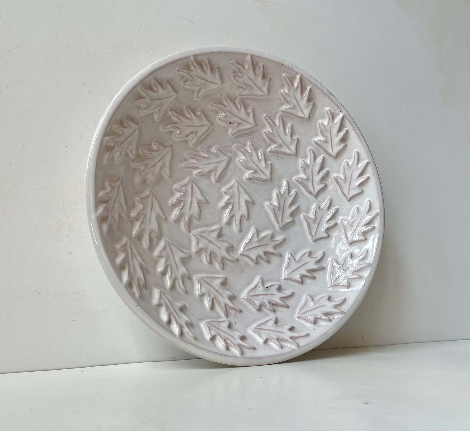 Coupe en céramique blanche de style scandinave moderne aux feuilles en relief, par Herne Nielsen, années 1960 photo furniture