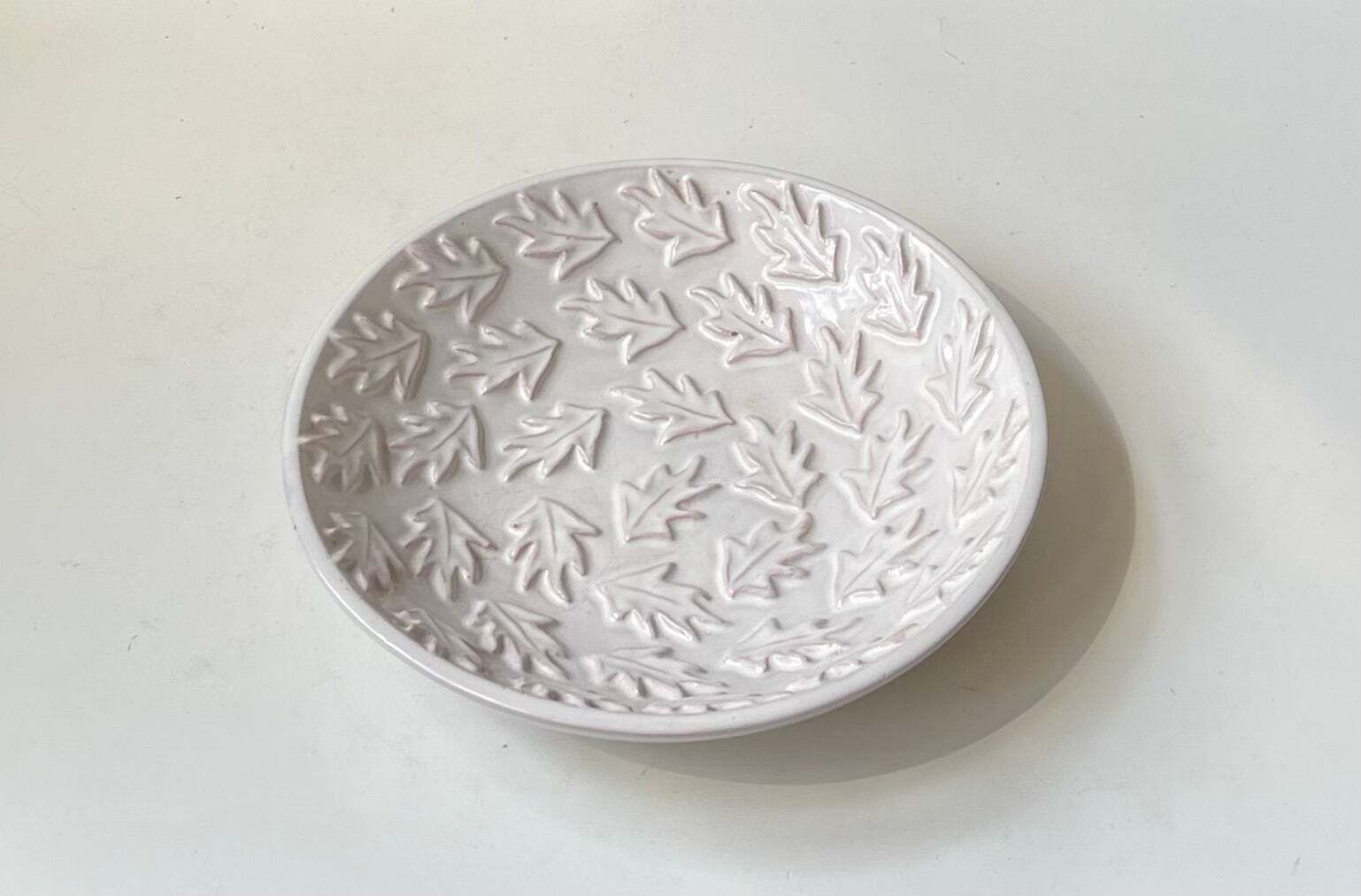Coupe en céramique blanche de style scandinave moderne aux feuilles en relief, par Herne Nielsen, années 1960 photo for sale