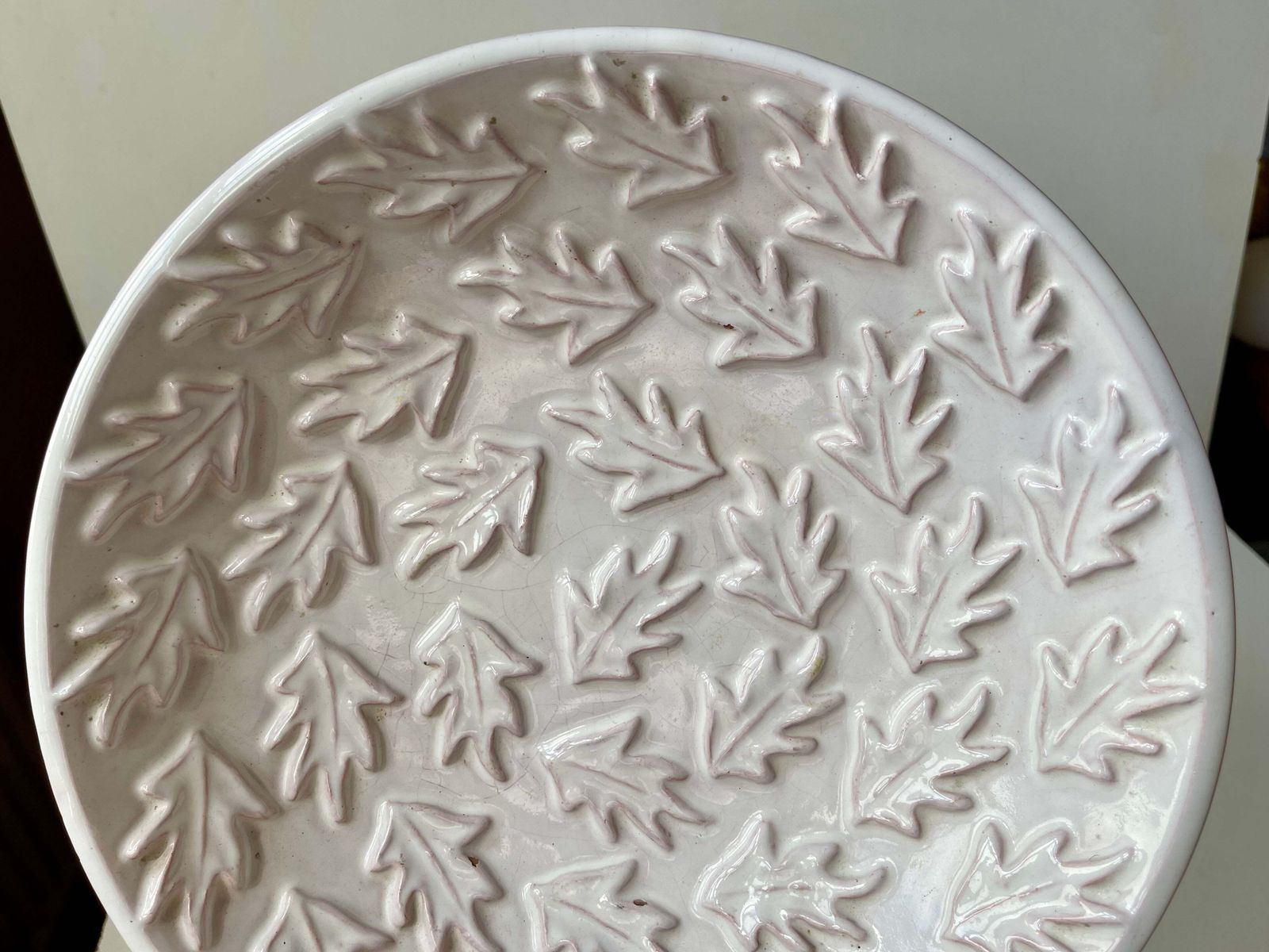 Coupe en céramique blanche de style scandinave moderne aux feuilles en relief, par Herne Nielsen, années 1960 photo Décoration