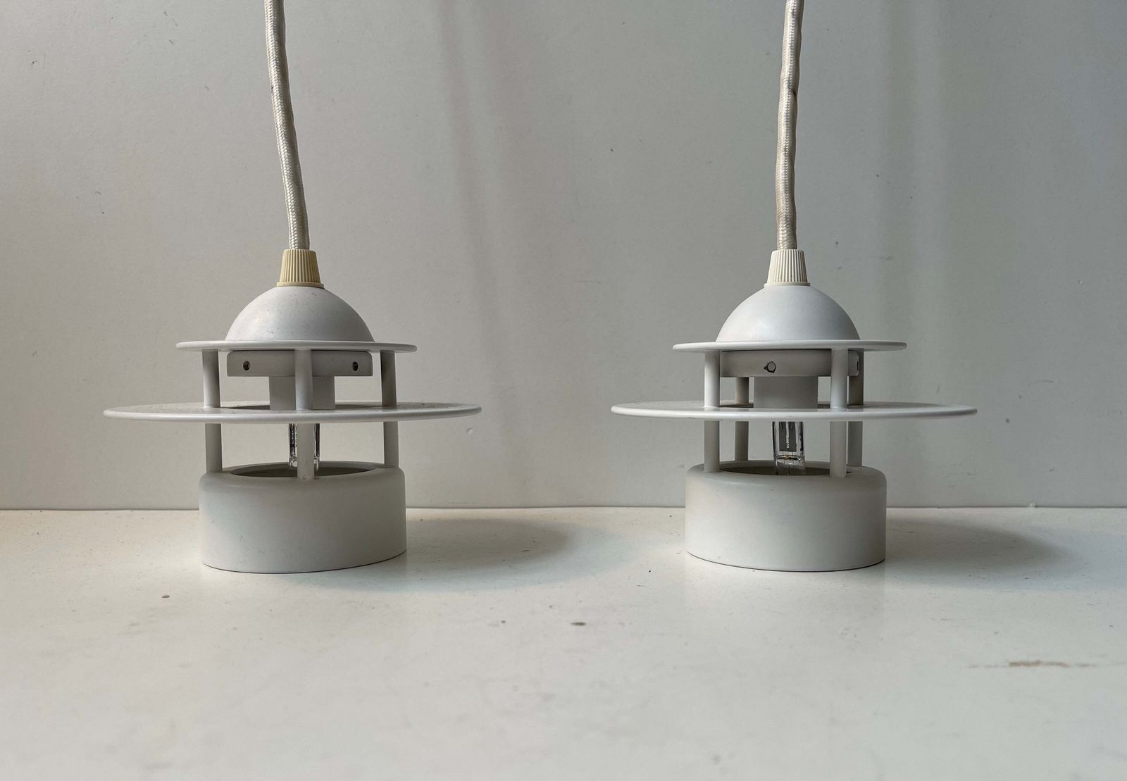 Suspensions Louis Poulsen Planet Orbit blanches, design danois minimaliste photo for sale