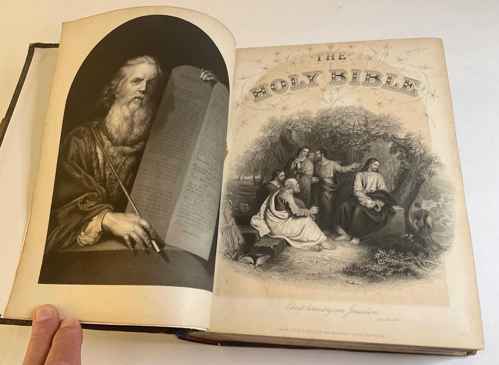 Antieke Oxford Familiebijbel 1885, grote kwarto Heilige Bijbel met kaarten en gravures, messing sluiting en blanco familieregister photo vinterior