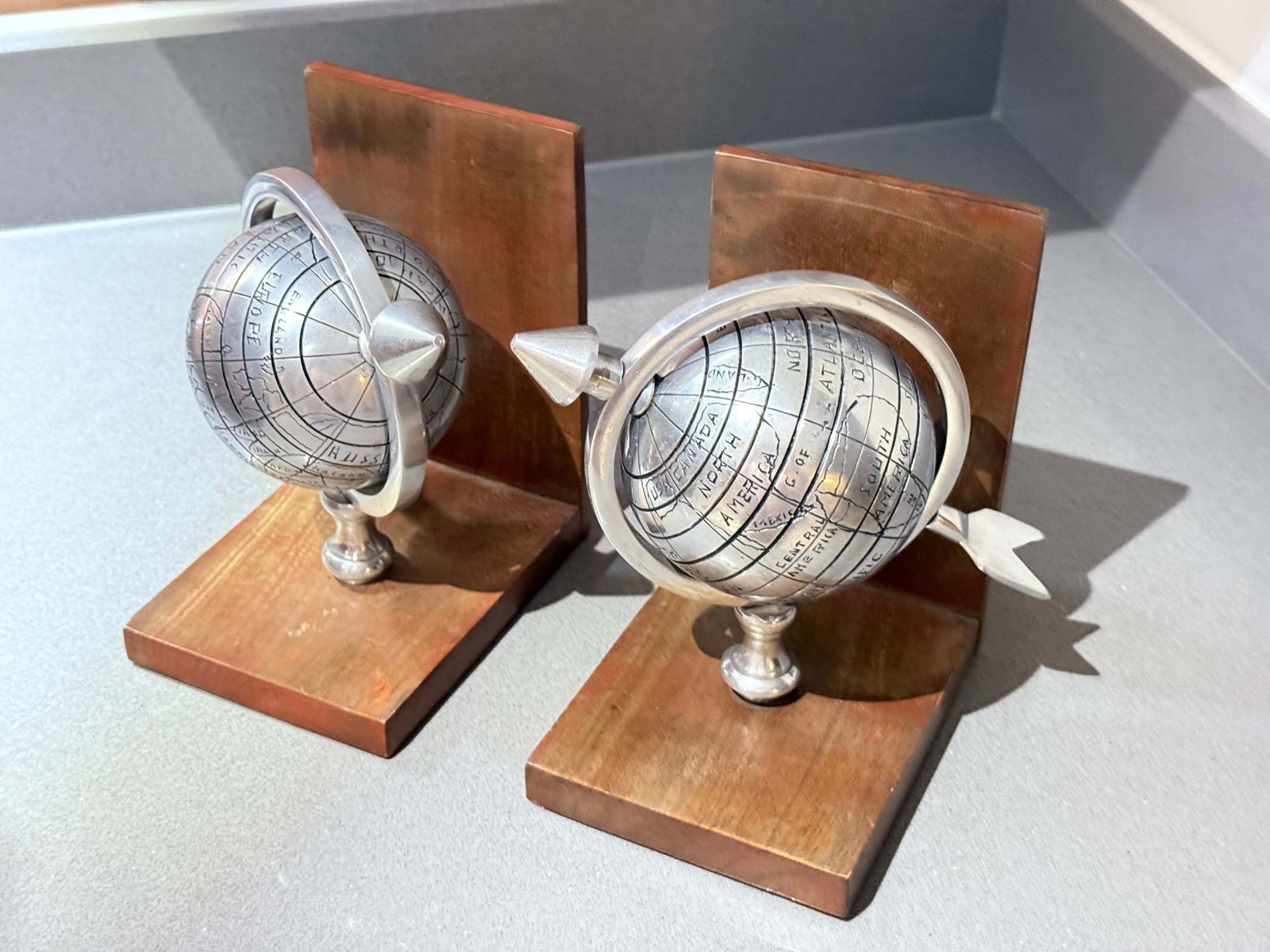 Paar Atlas Globe Boekensteun Metaal & Hout Decoratief. Luxe Boekenhouders photo for sale