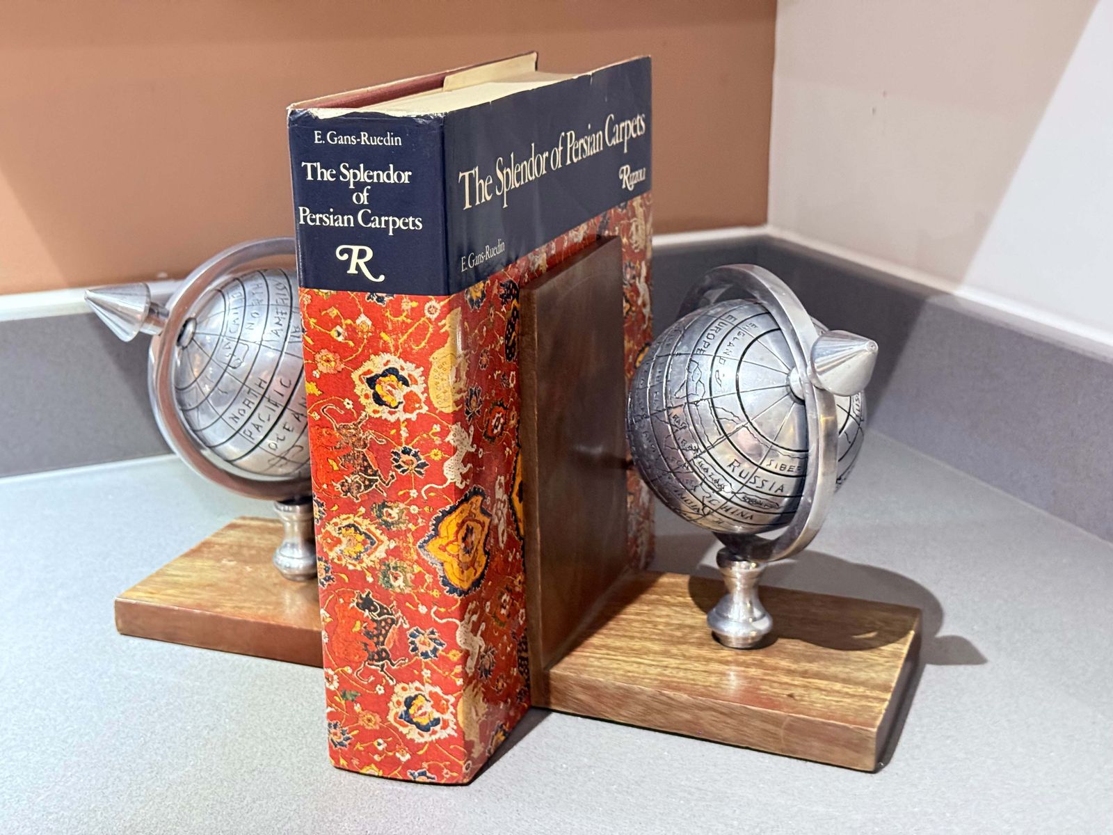 Paar Atlas Globe Boekensteun Metaal & Hout Decoratief. Luxe Boekenhouders photo buy