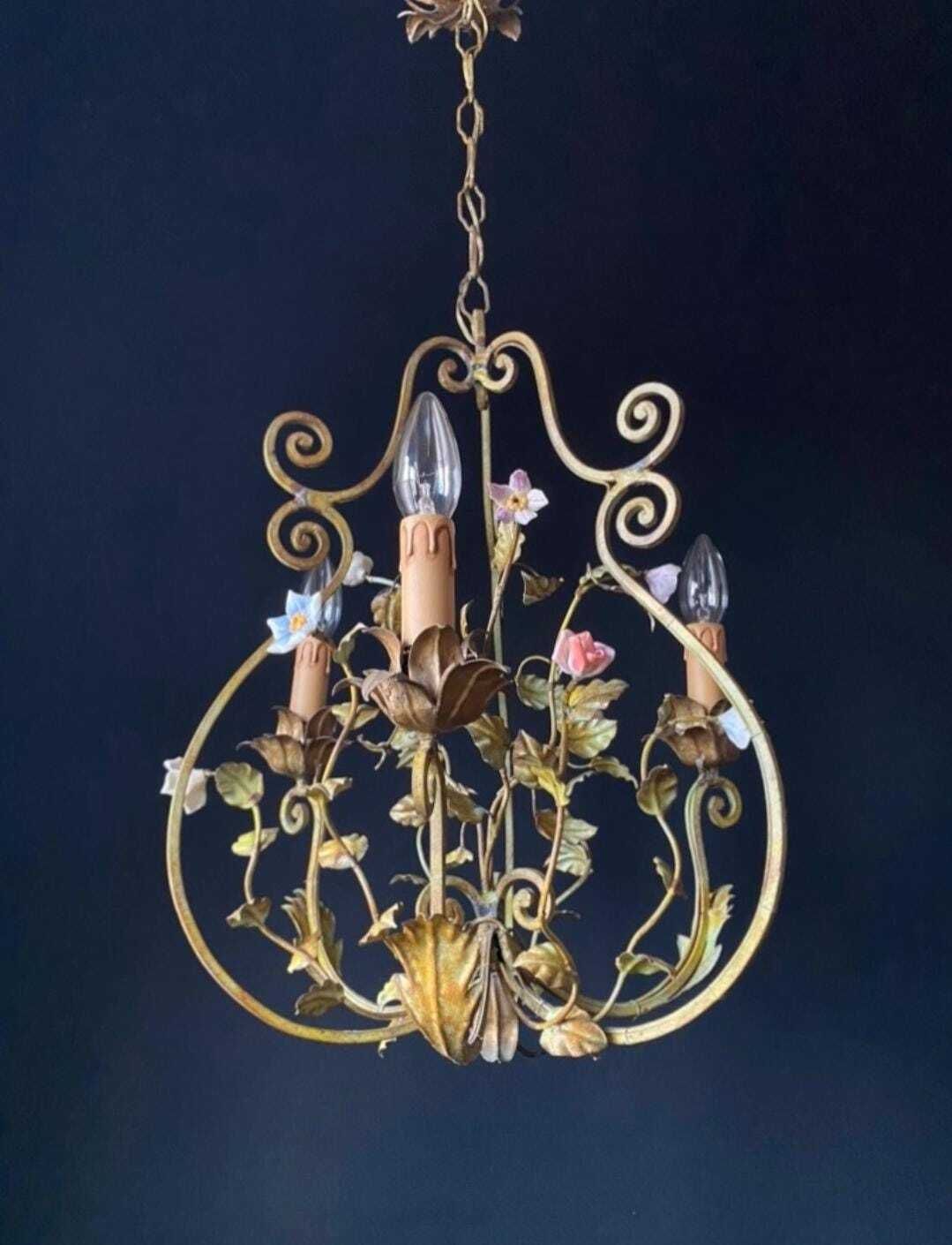 Antieke ijzeren kroonluchter met bloemen