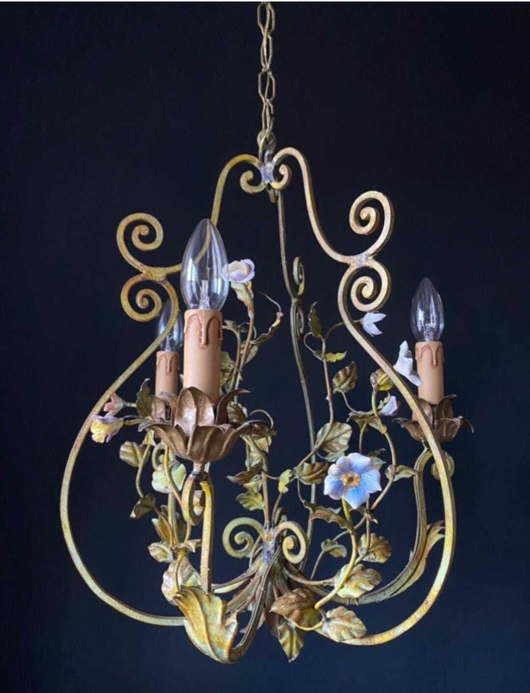 Antieke ijzeren kroonluchter met bloemen photo Verlichting