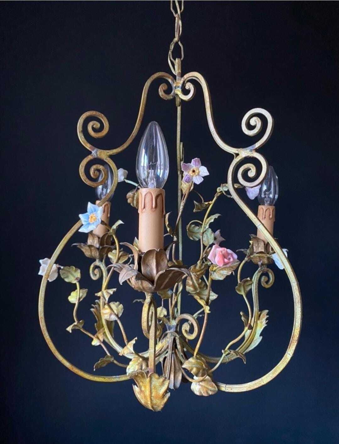 Antieke ijzeren kroonluchter met bloemen photo vinterior