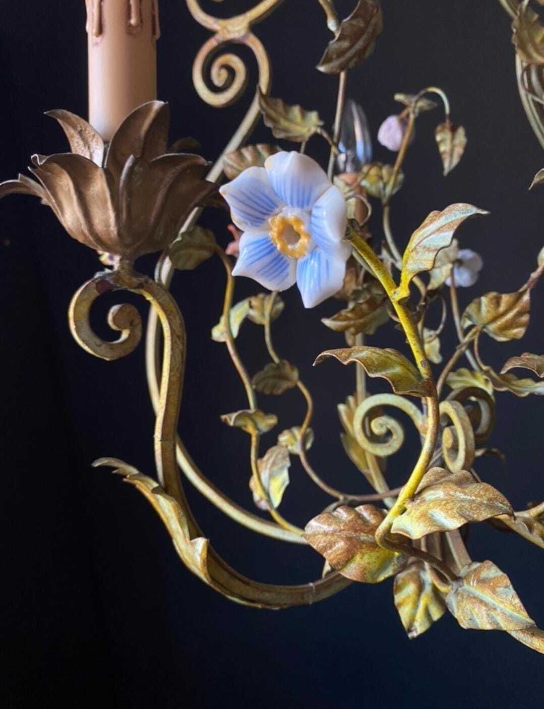 Antieke ijzeren kroonluchter met bloemen photo buy