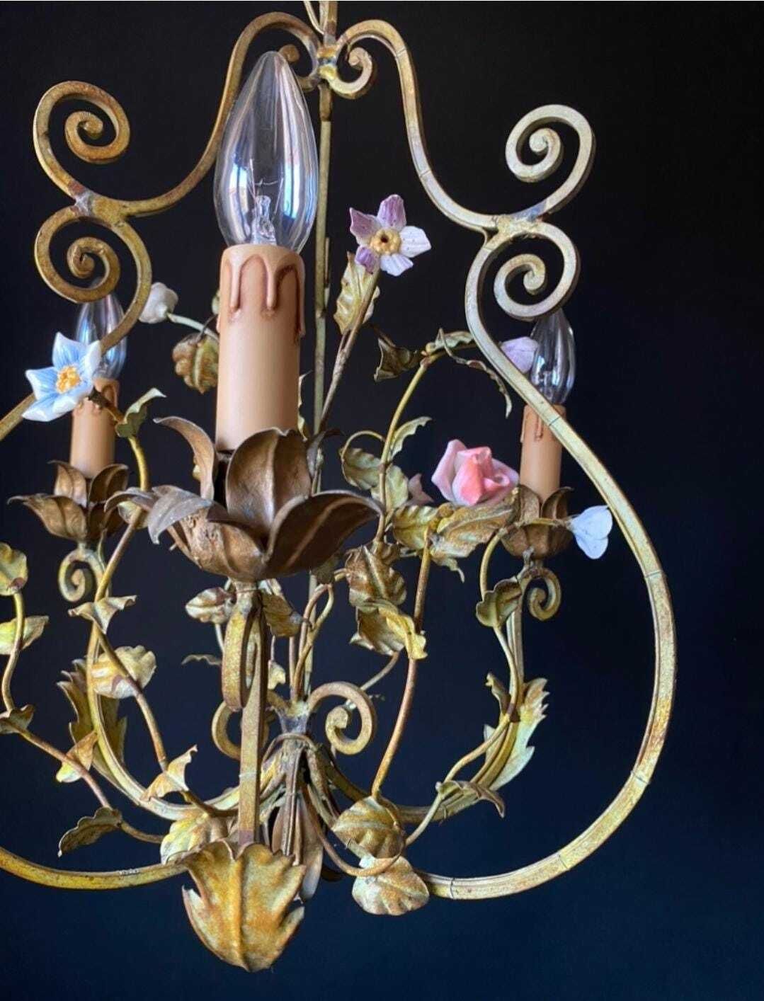 Verlichting Antieke ijzeren kroonluchter met bloemen photo