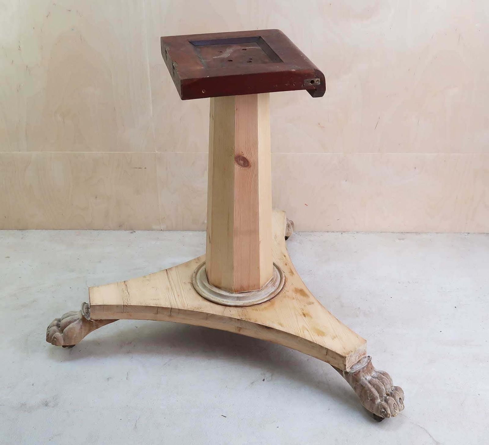 Klein antiek rond tafel in Palladiaanse stijl met leeuwenpootjes. Ca. 1835 photo Meubels