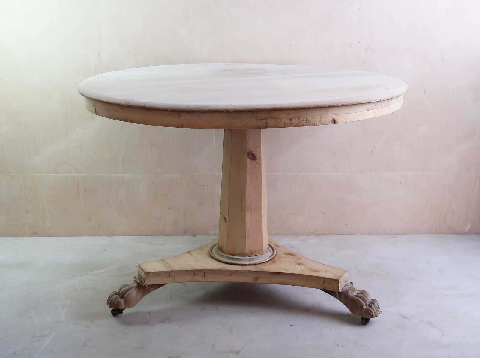 Klein antiek rond tafel in Palladiaanse stijl met leeuwenpootjes. Ca. 1835 photo vinterior